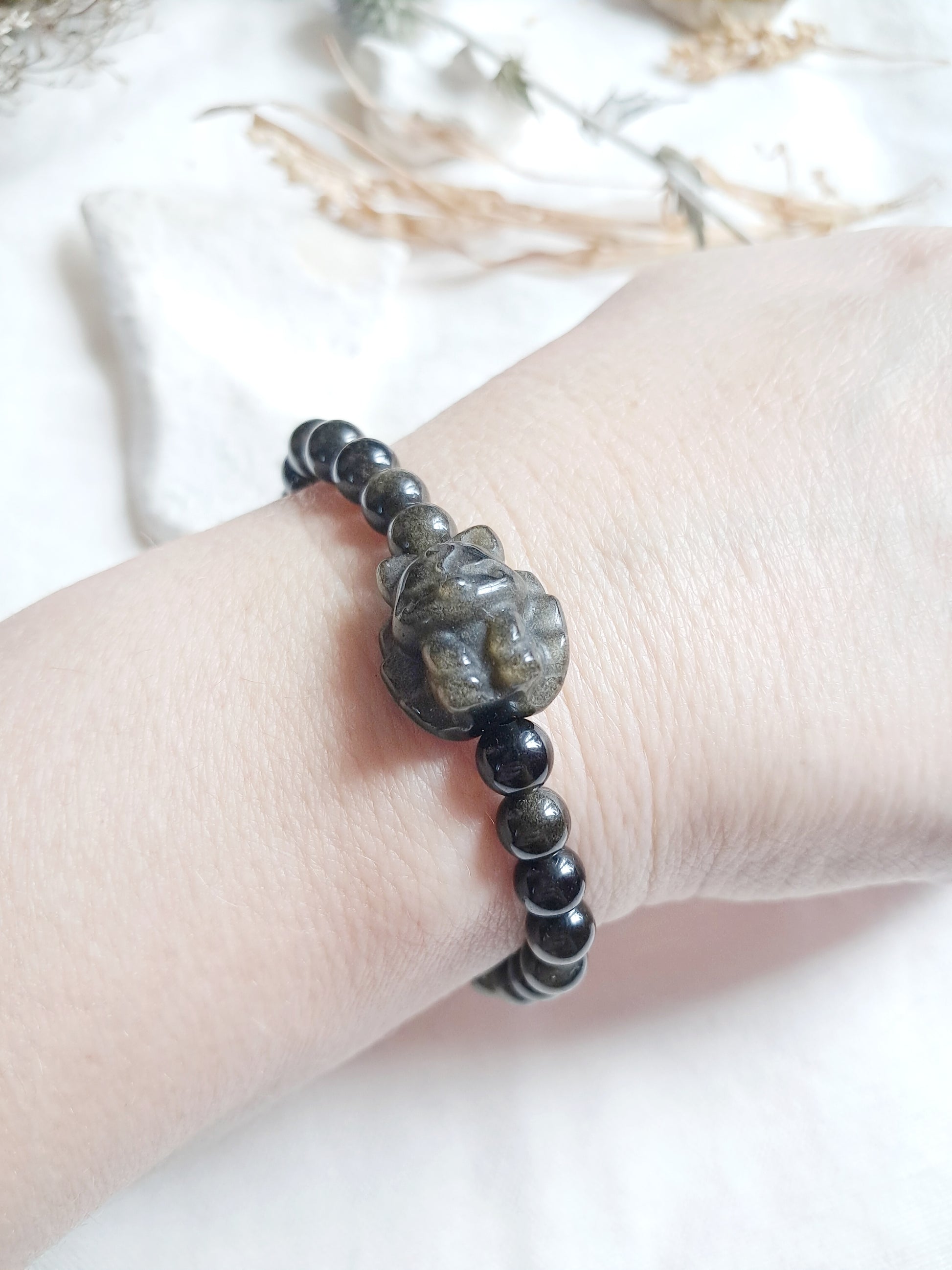 Bracelet renard à neuf queues en obsidienne dorée porté