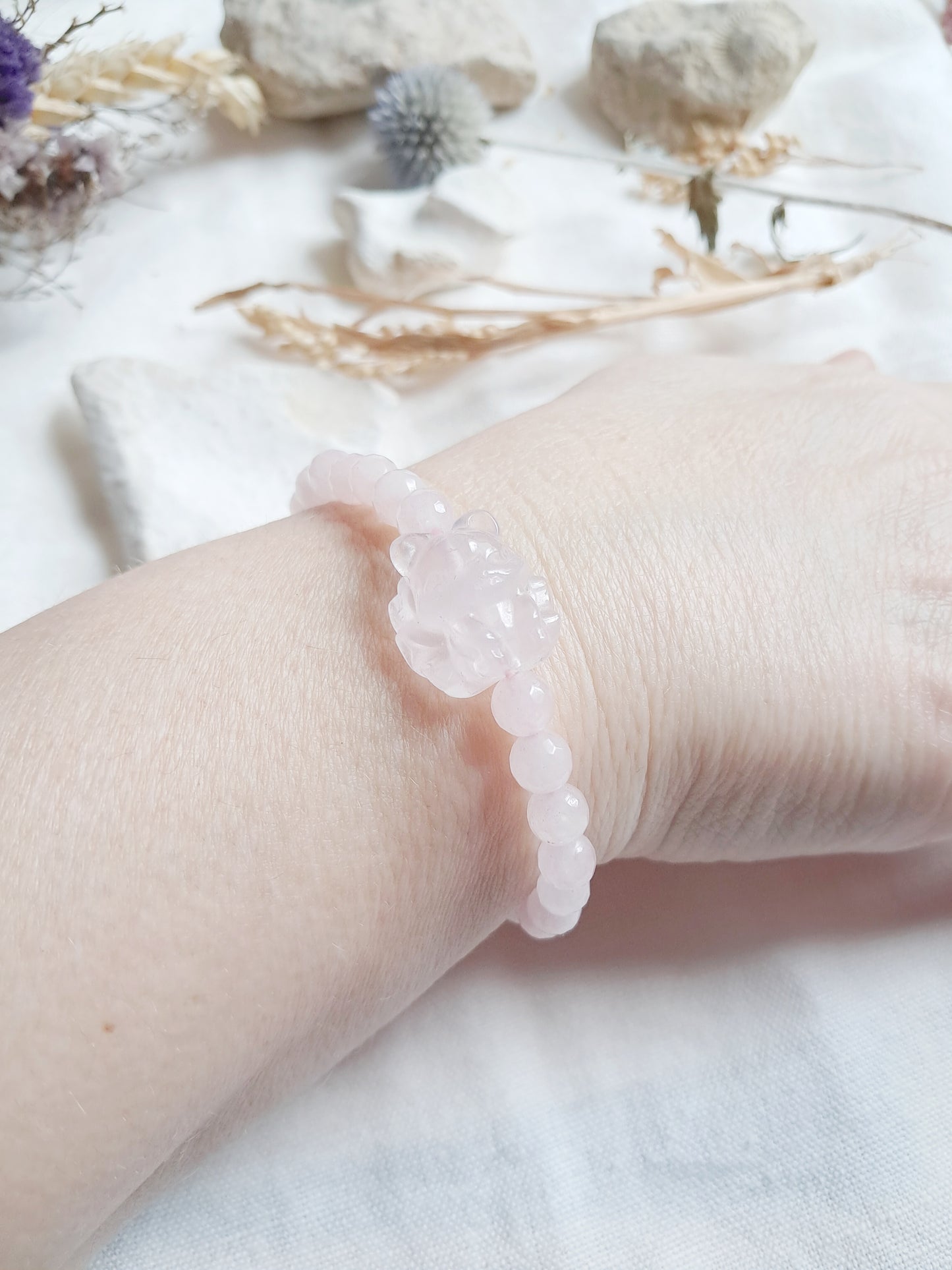 Bracelet renard à neuf queues en quartz rose porté