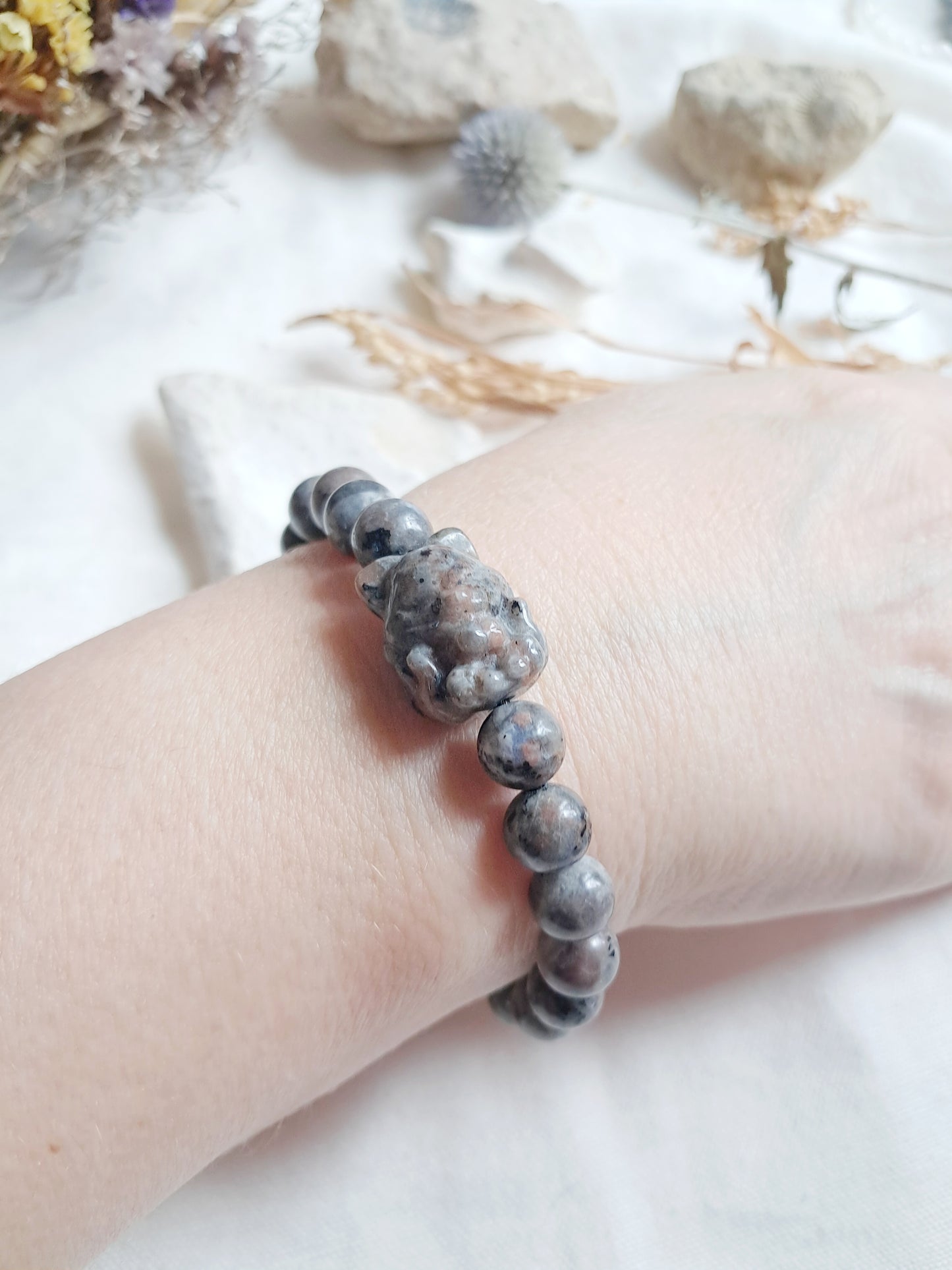 Bracelet renard à neuf queues en yooperlite porté