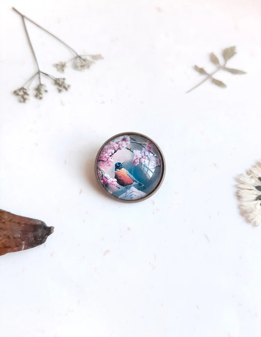 Broche Redstart à front bleu et fleurs de cerisier