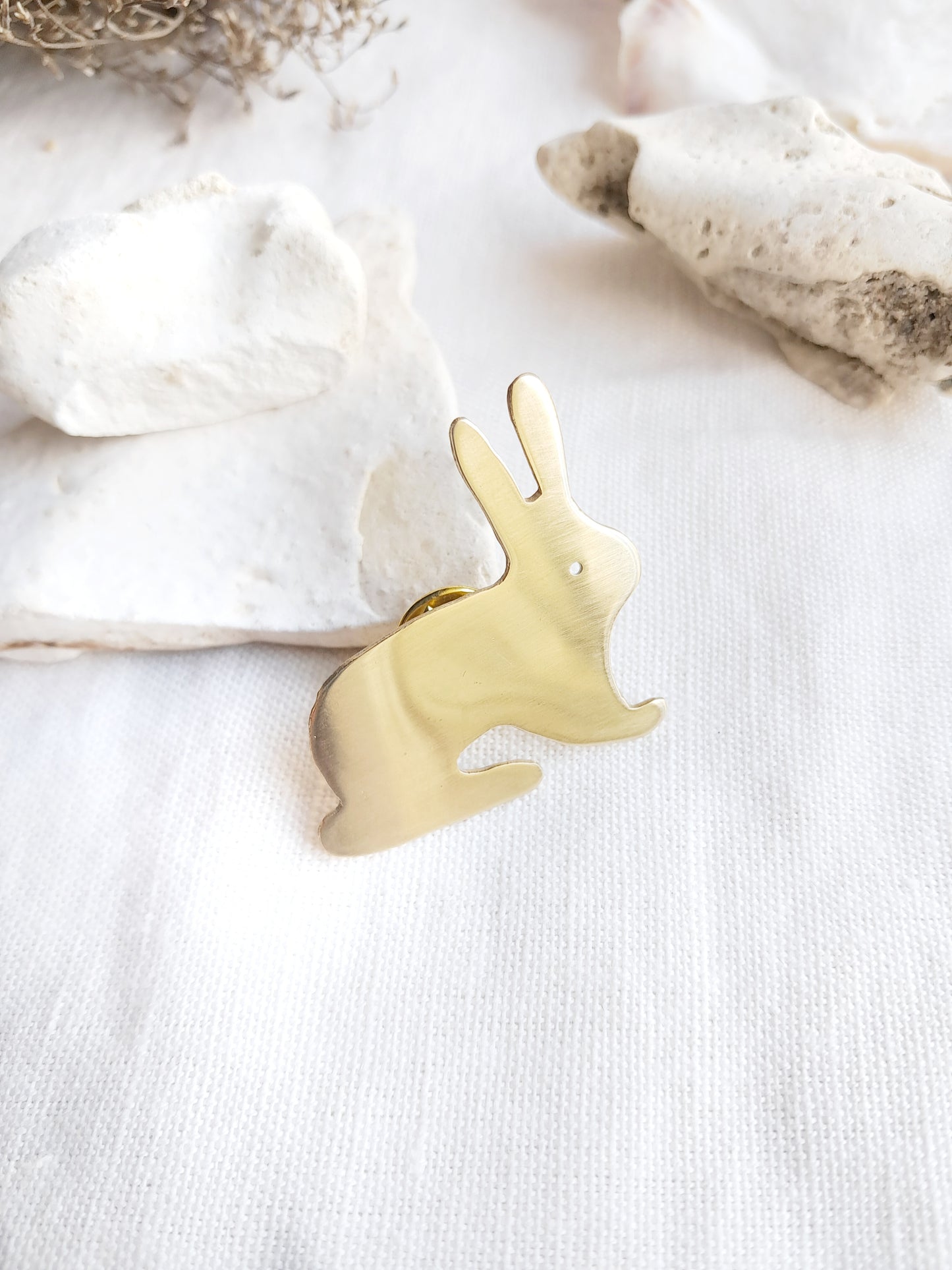 Broche lapin en laiton brut 