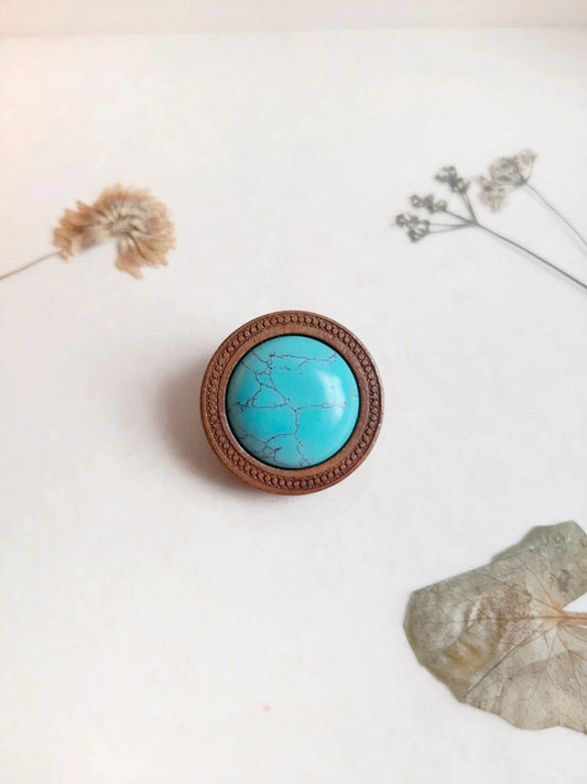 Broche en bois et turquoise synthétique