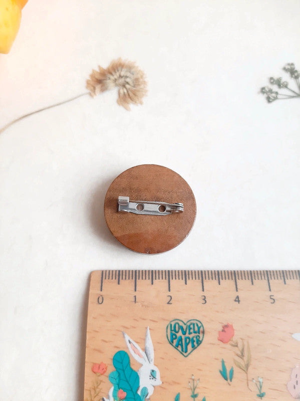 Broche en bois et turquoise synthétique