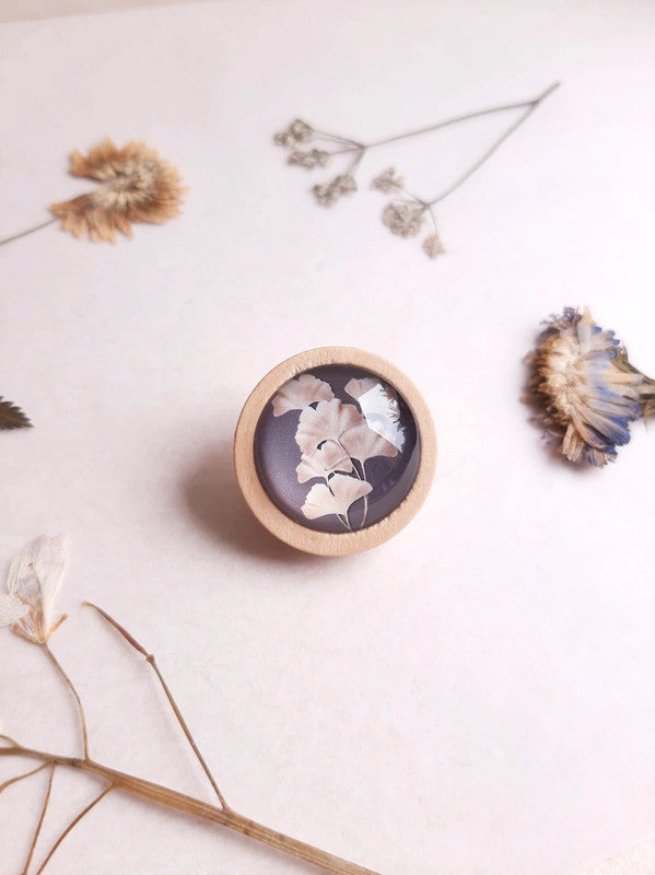 Broche ginkgo en verre et bois