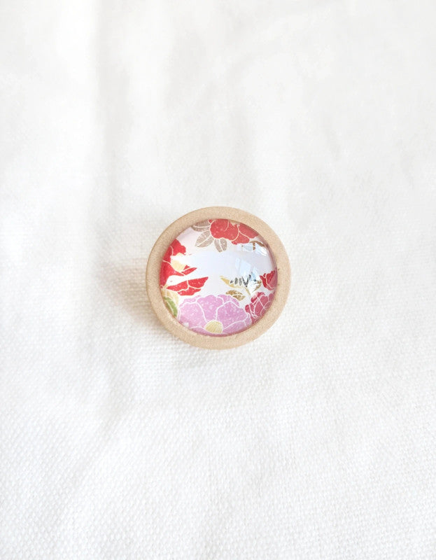 Broche motifs japonais en bois et verre