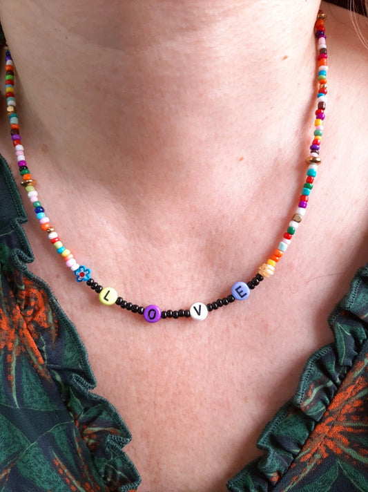 Collier LOVE en perles de rocailles multicolore et acier inoxydable