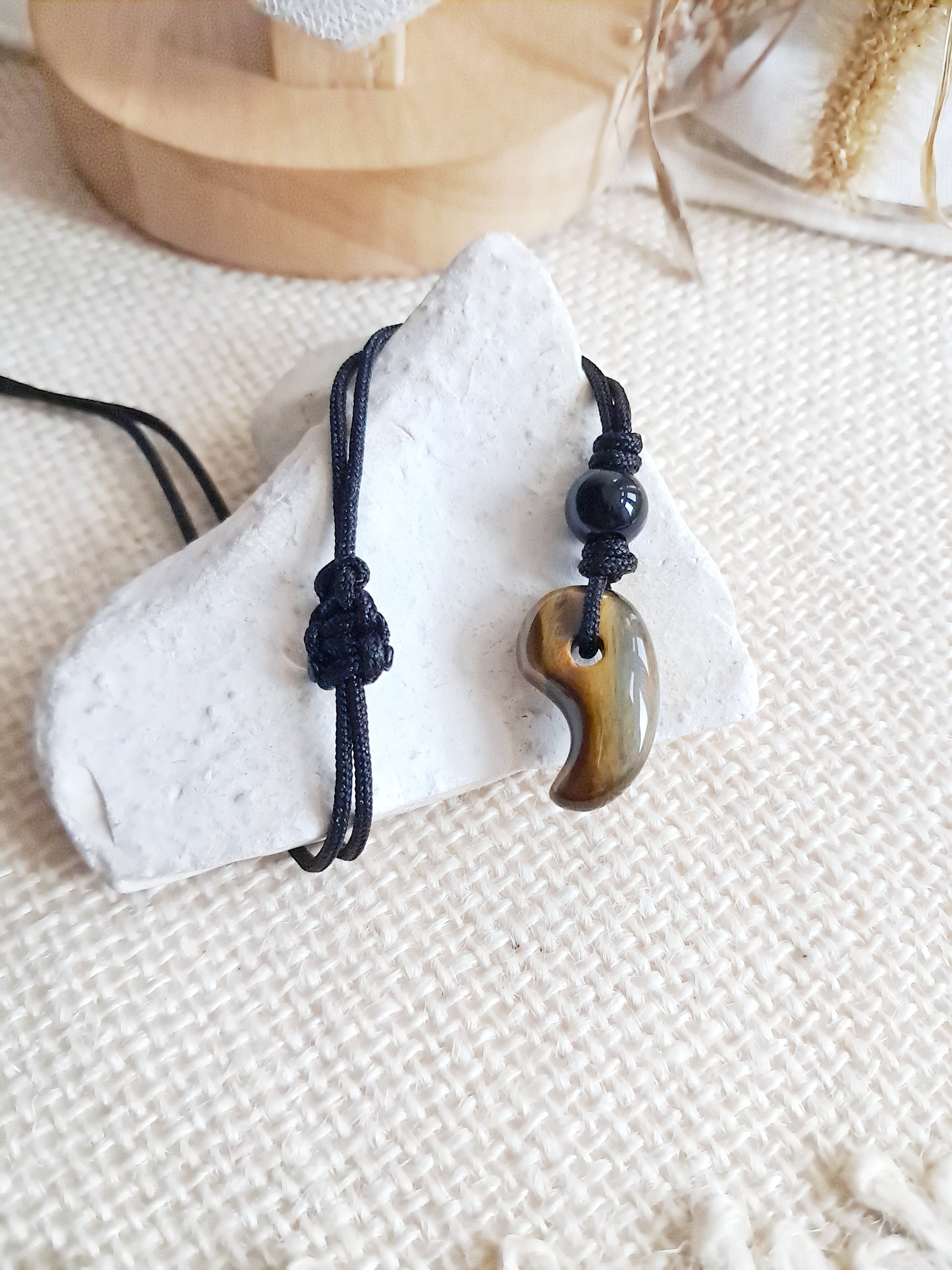 Collier Magatama Gogok en œil de tigre sur cordon