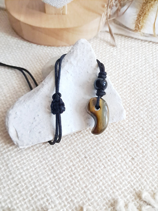 Collier Magatama Gogok en œil de tigre sur cordon