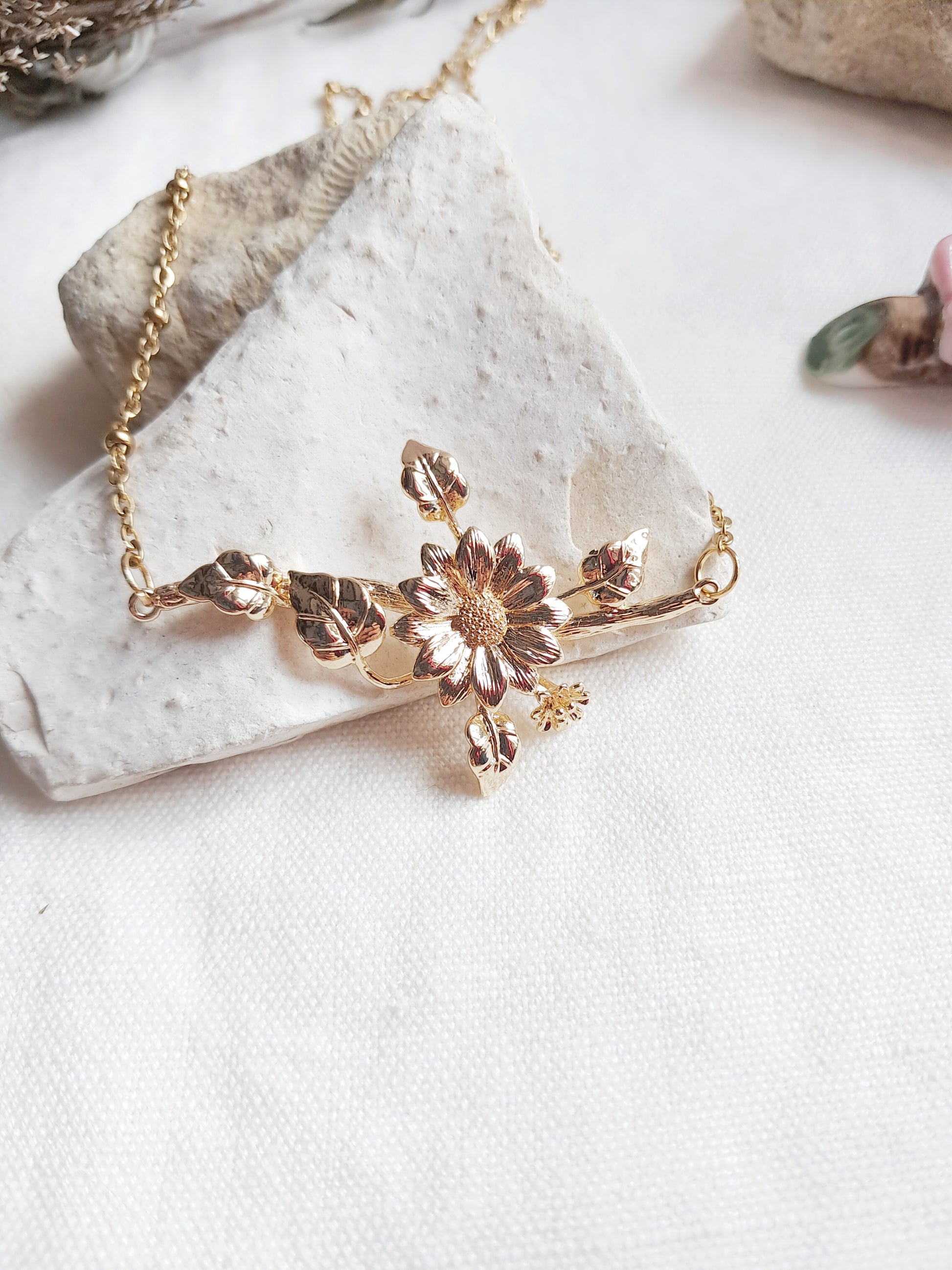 Collier branche de fleurs en acier inoxydable doré