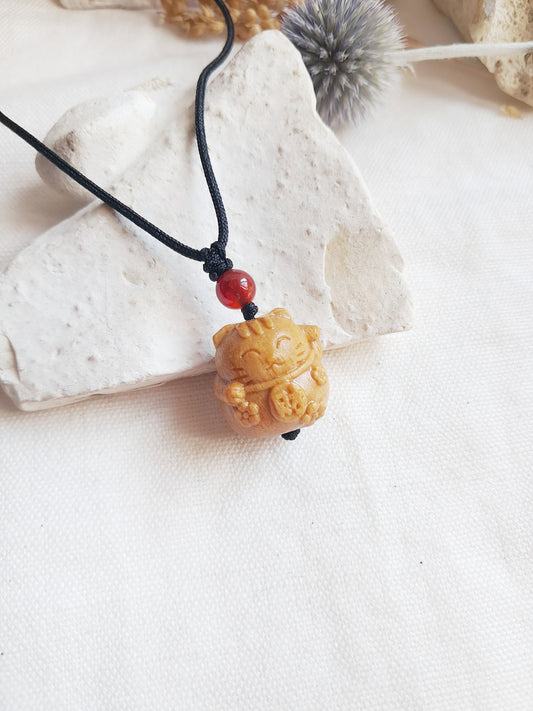 Collier chat de la chance en bois