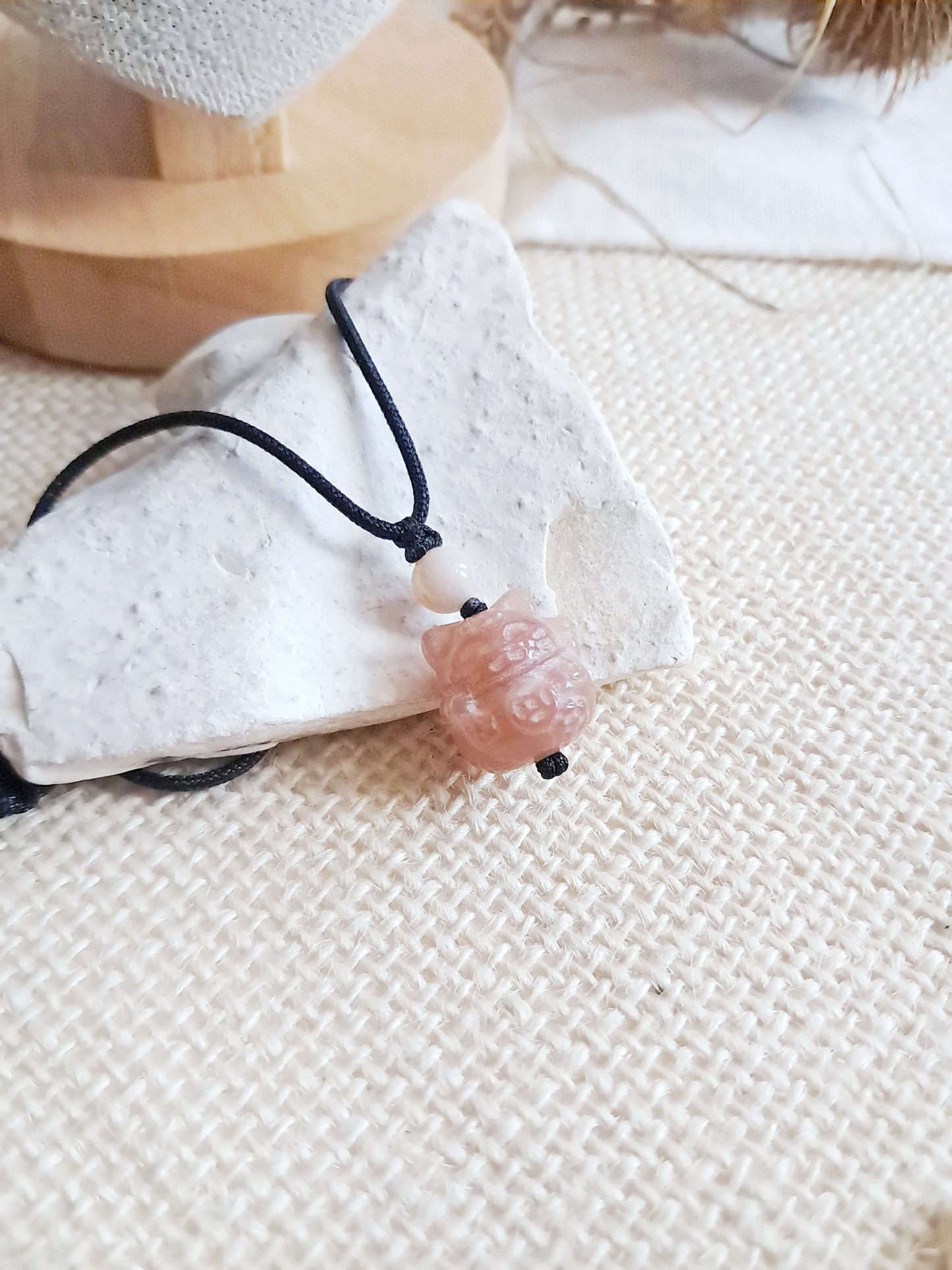 Collier chat de la chance en pierre du soleil