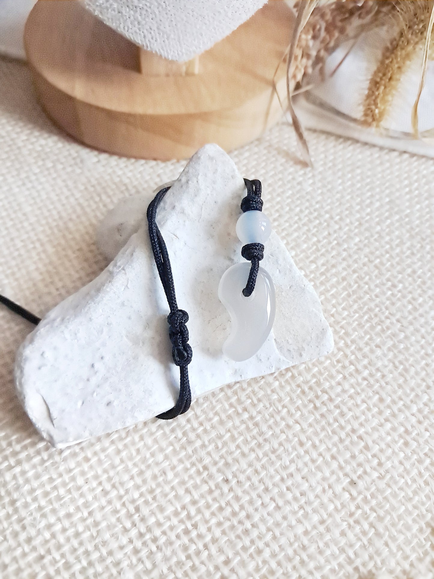 Collier en cordon Magatama Gogok en agate grise