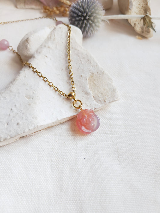 Collier fleur de camélia en agate sel et inoxydable doré