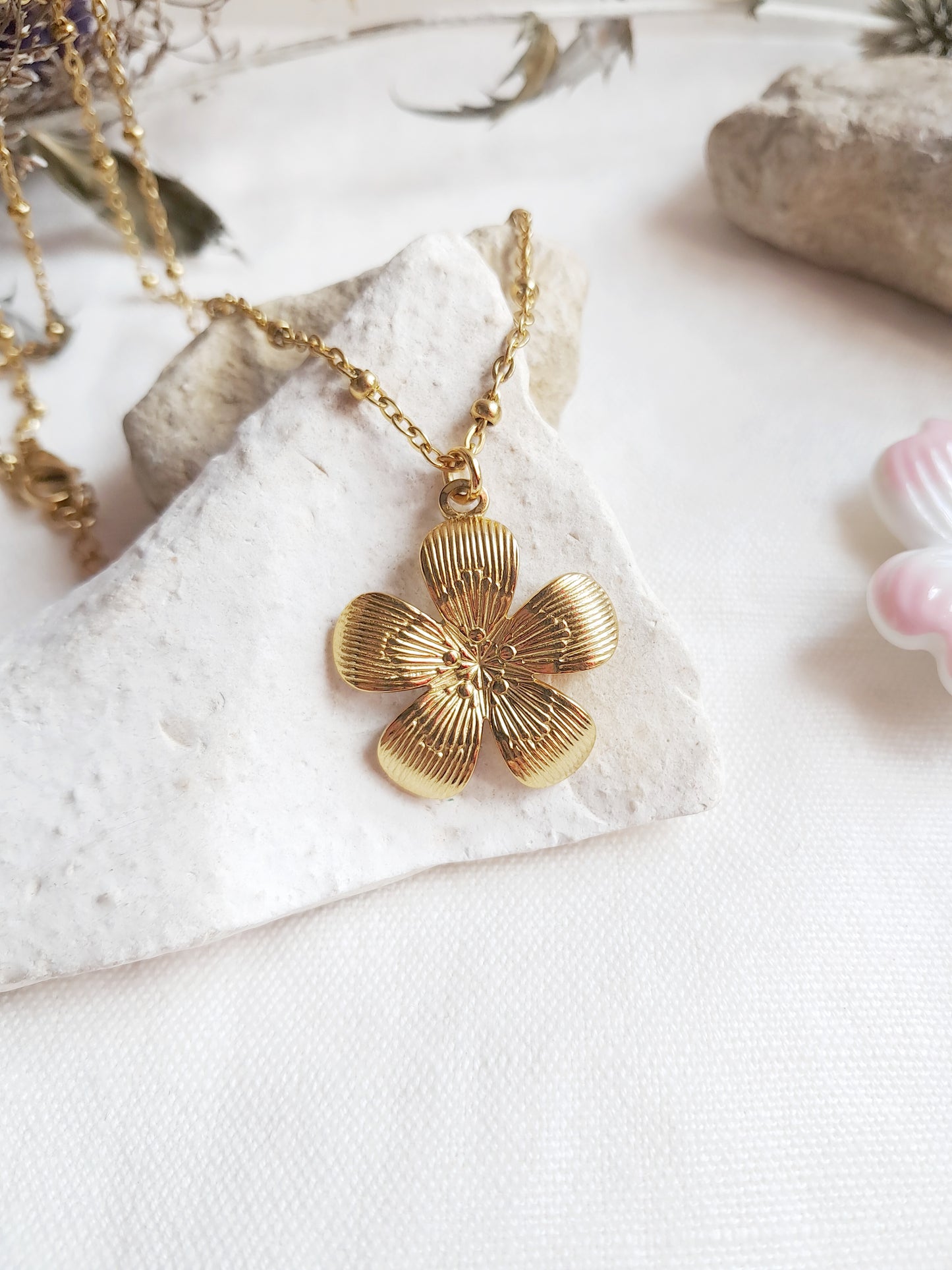 Collier fleur en acier inoxydable doré