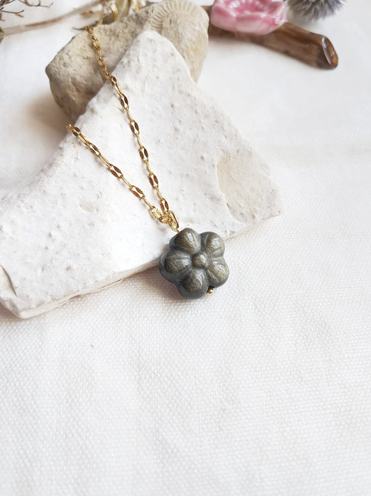 Collier fleur en obsidienne dorée 