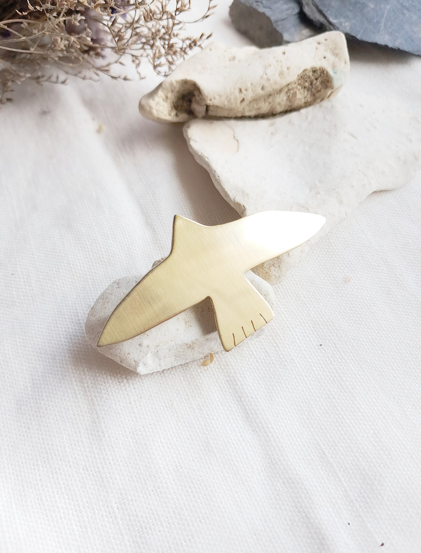 Pin's oiseau aux ailes déployées