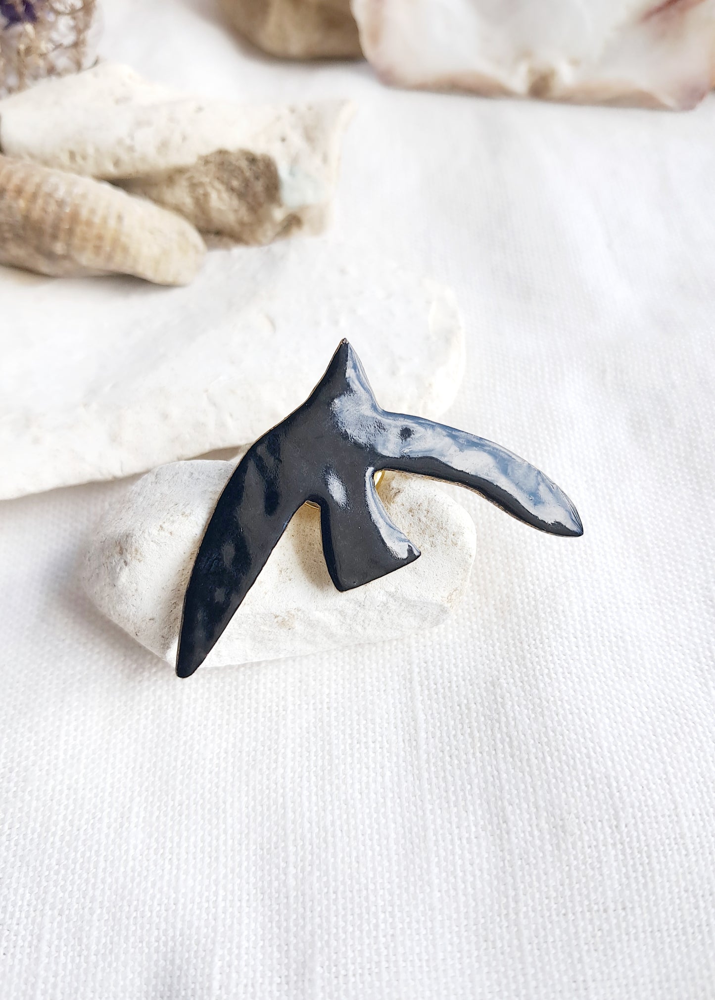 Pin's oiseau noir 