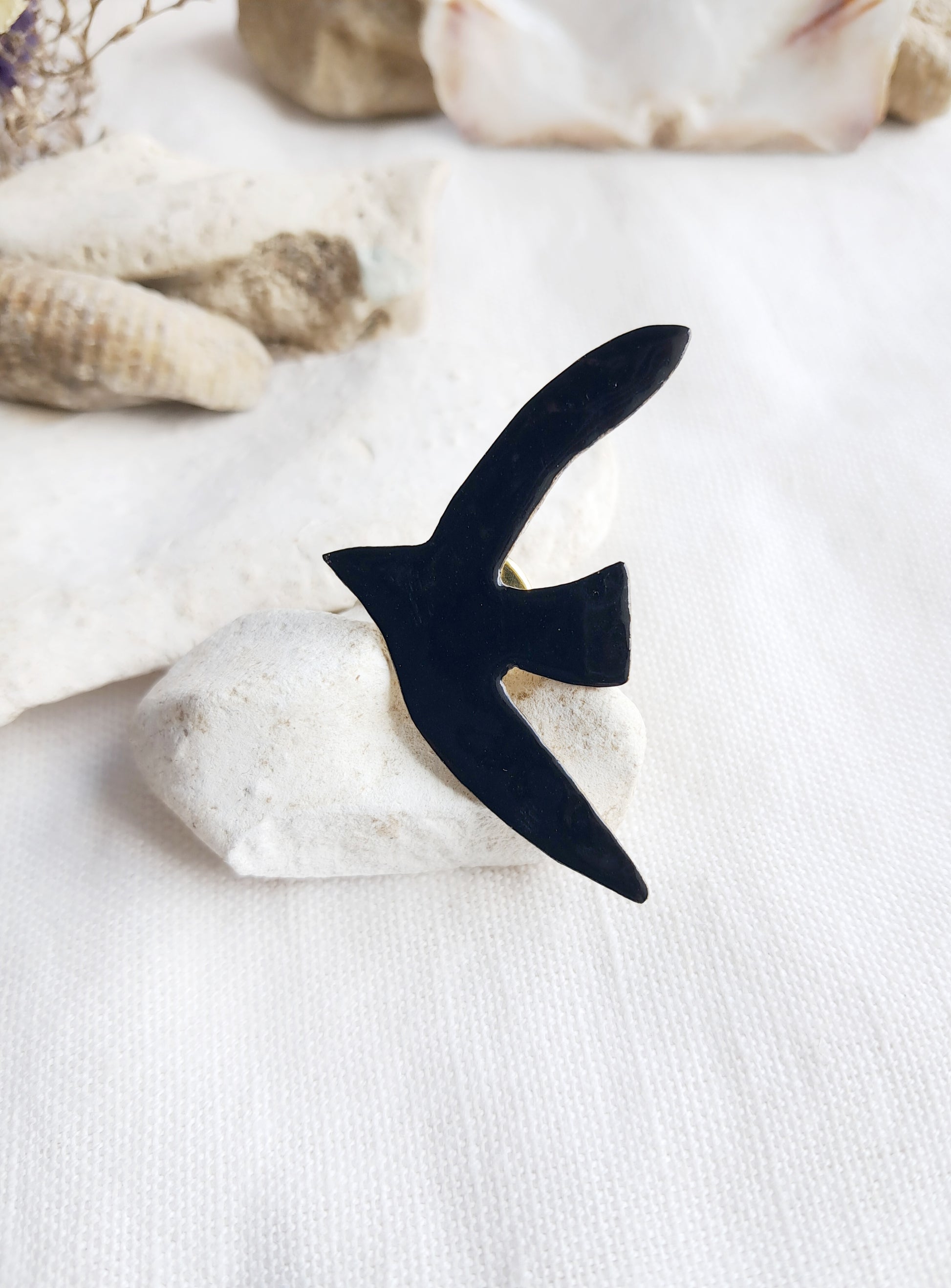 Pin's oiseau noir en laiton