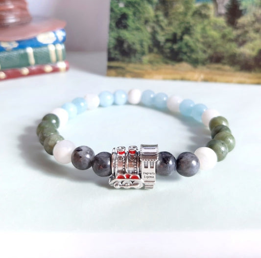 Bracelet les paysages du Poudlard express avec sa breloque