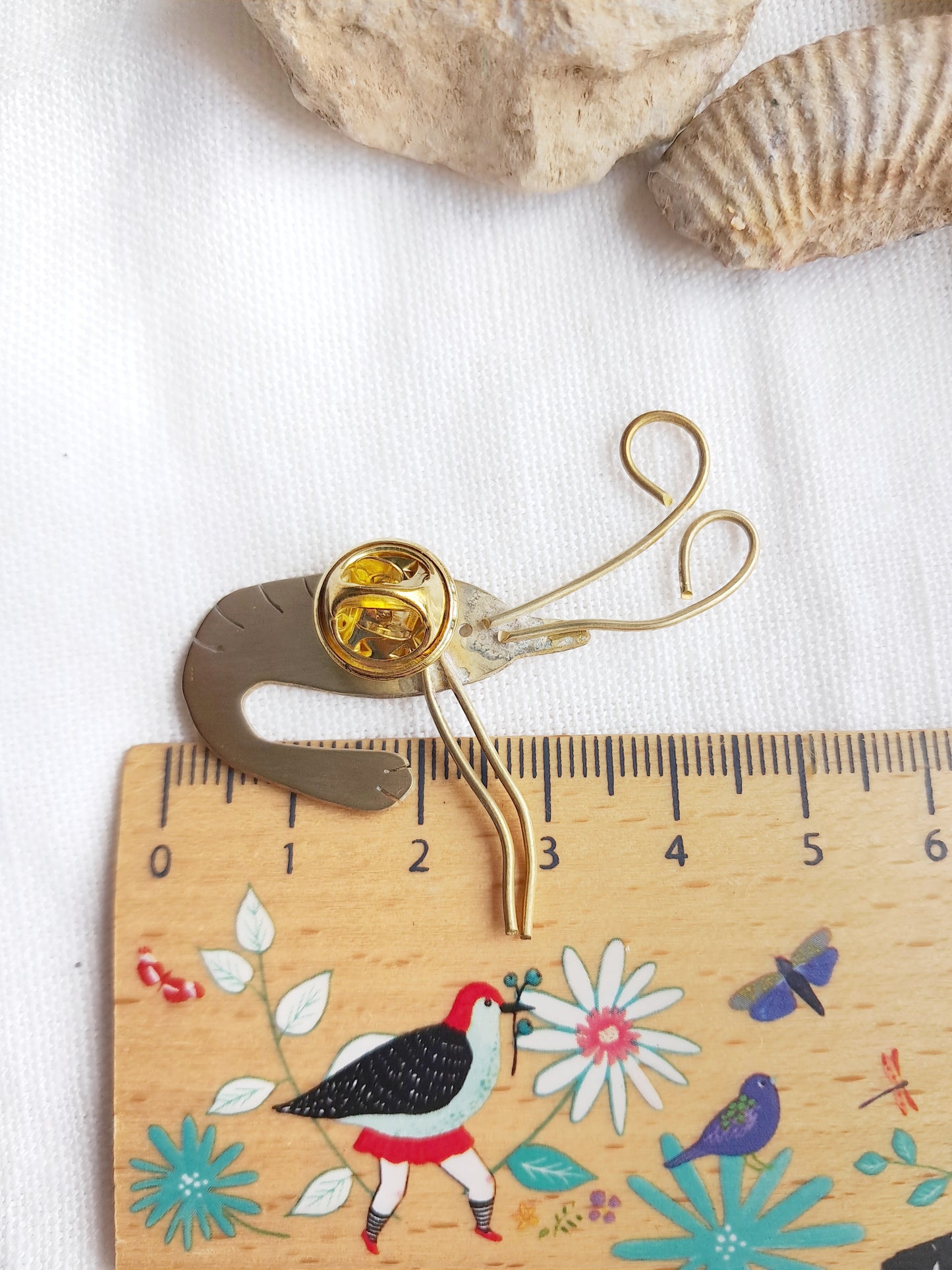 Verso et taille du pin's crevette