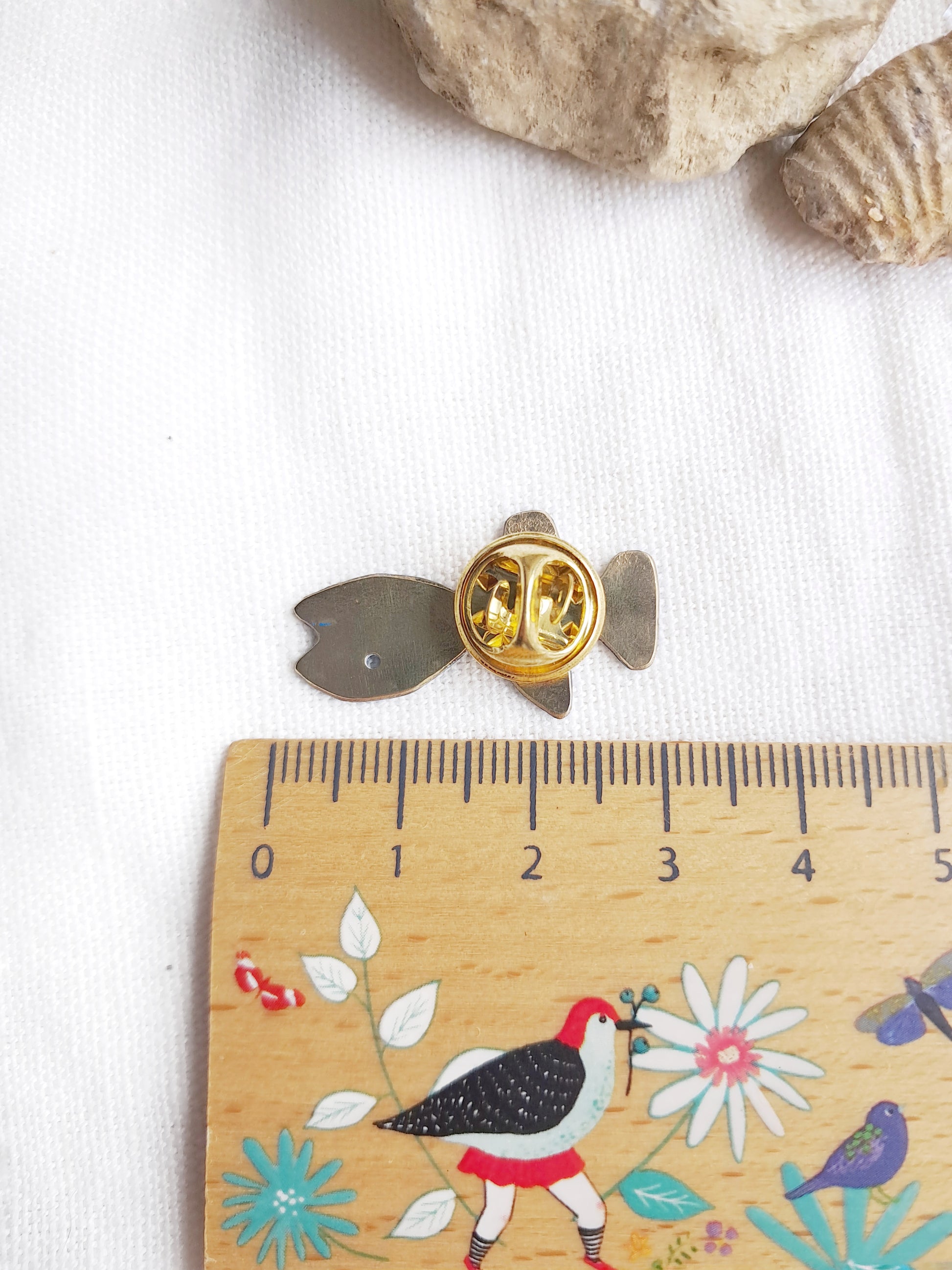 Verso et taille du pin's poisson bleu