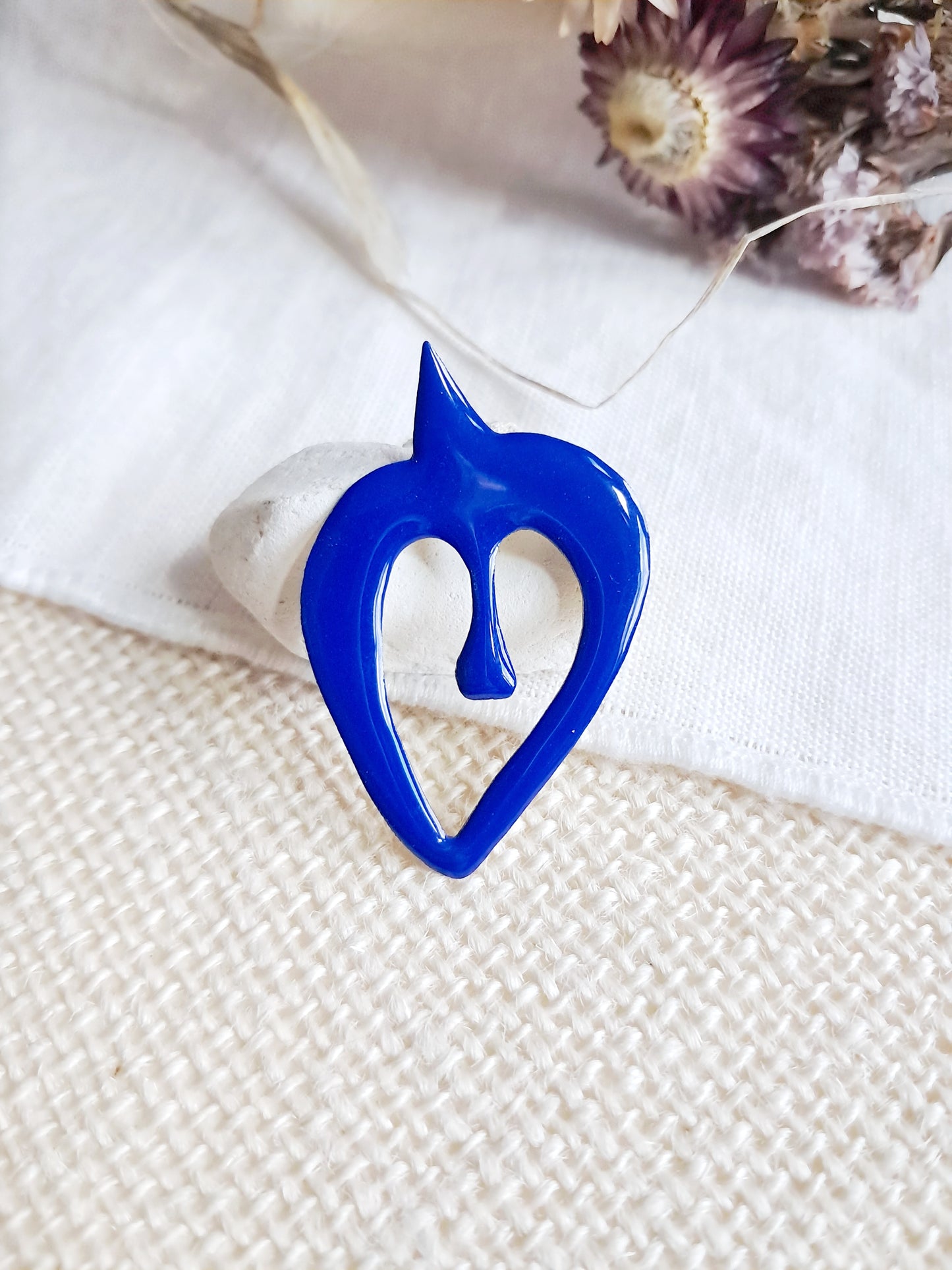 Pin's oiseau bleu de Matisse en laiton et émail