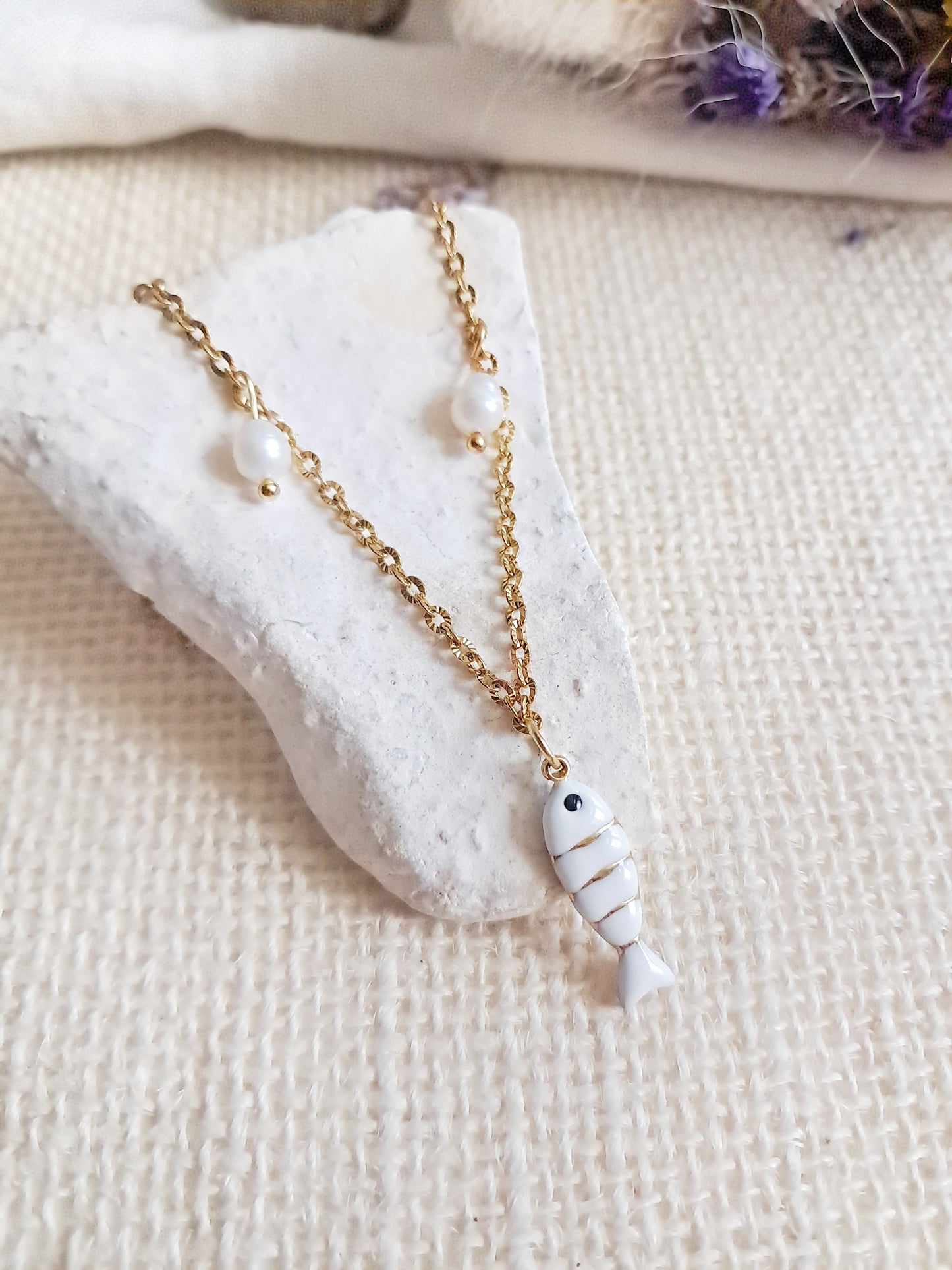 Collier poisson blanc à breloques