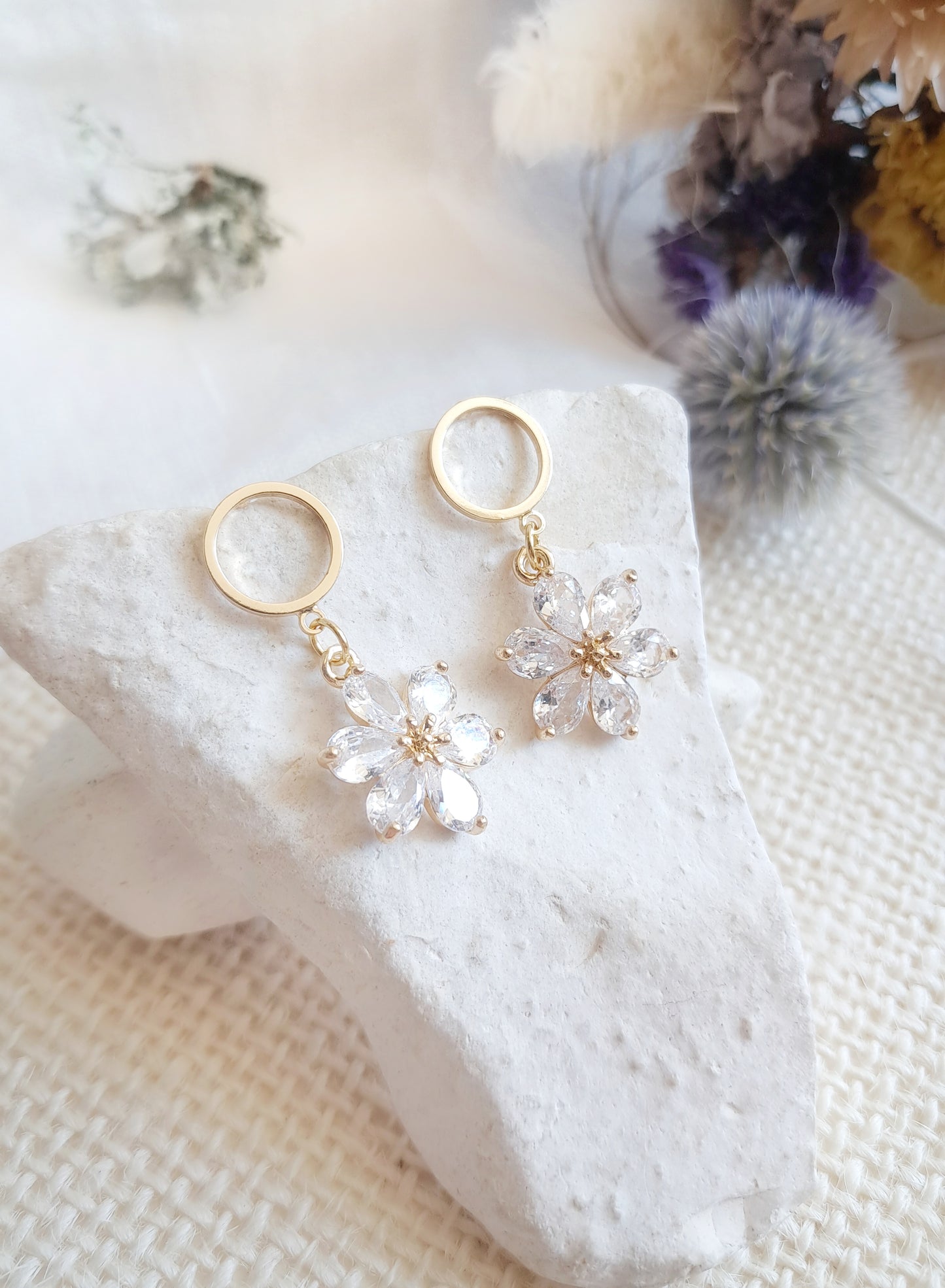 Boucles d'oreilles pendantes cercles et fleurs blanches