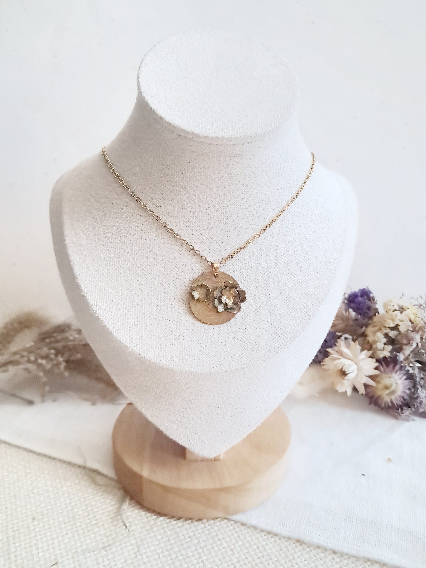 Collier médaillon fleurs de cerisier en laiton