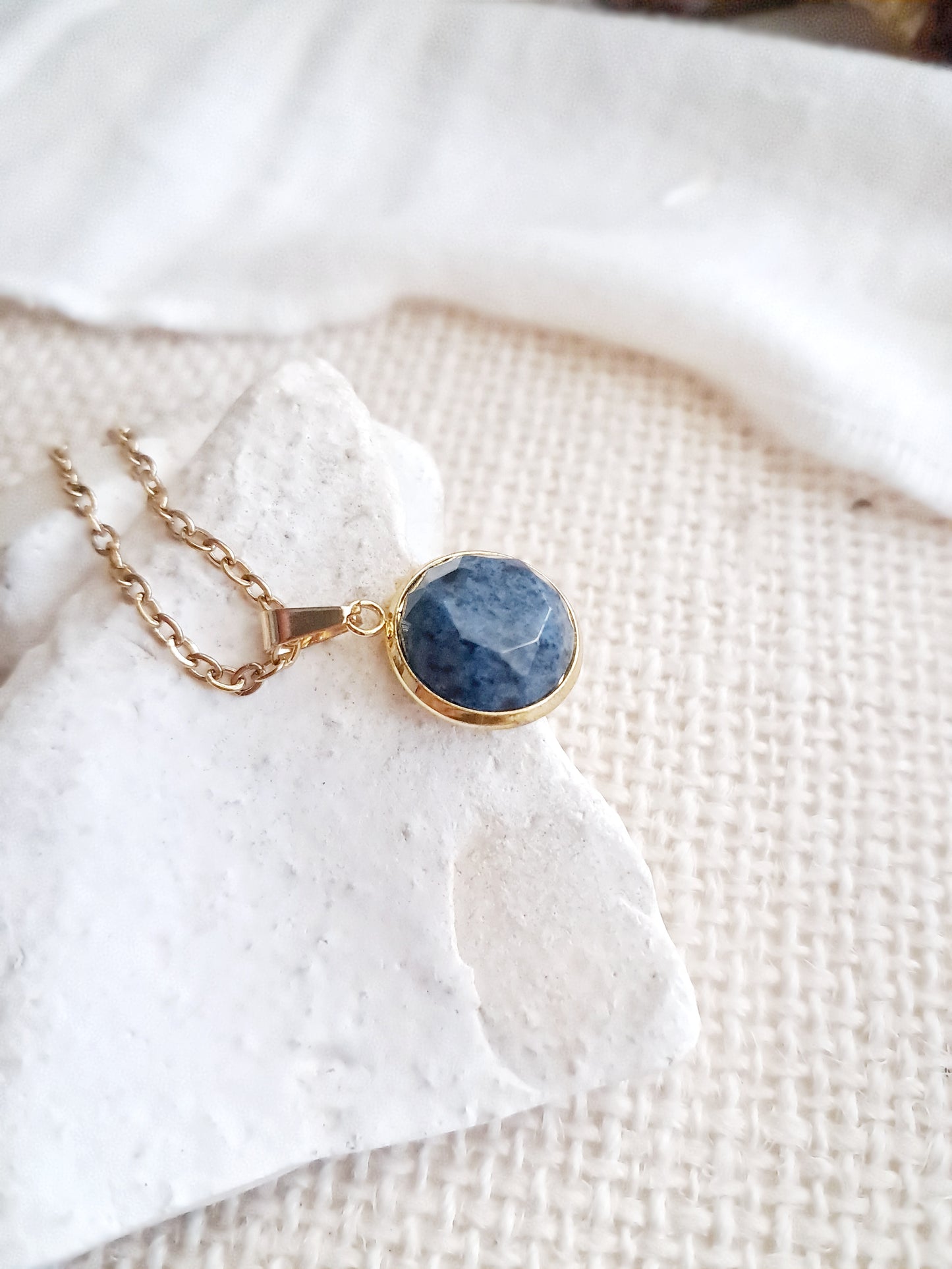 Collier en sodalite et acier inoxydable doré