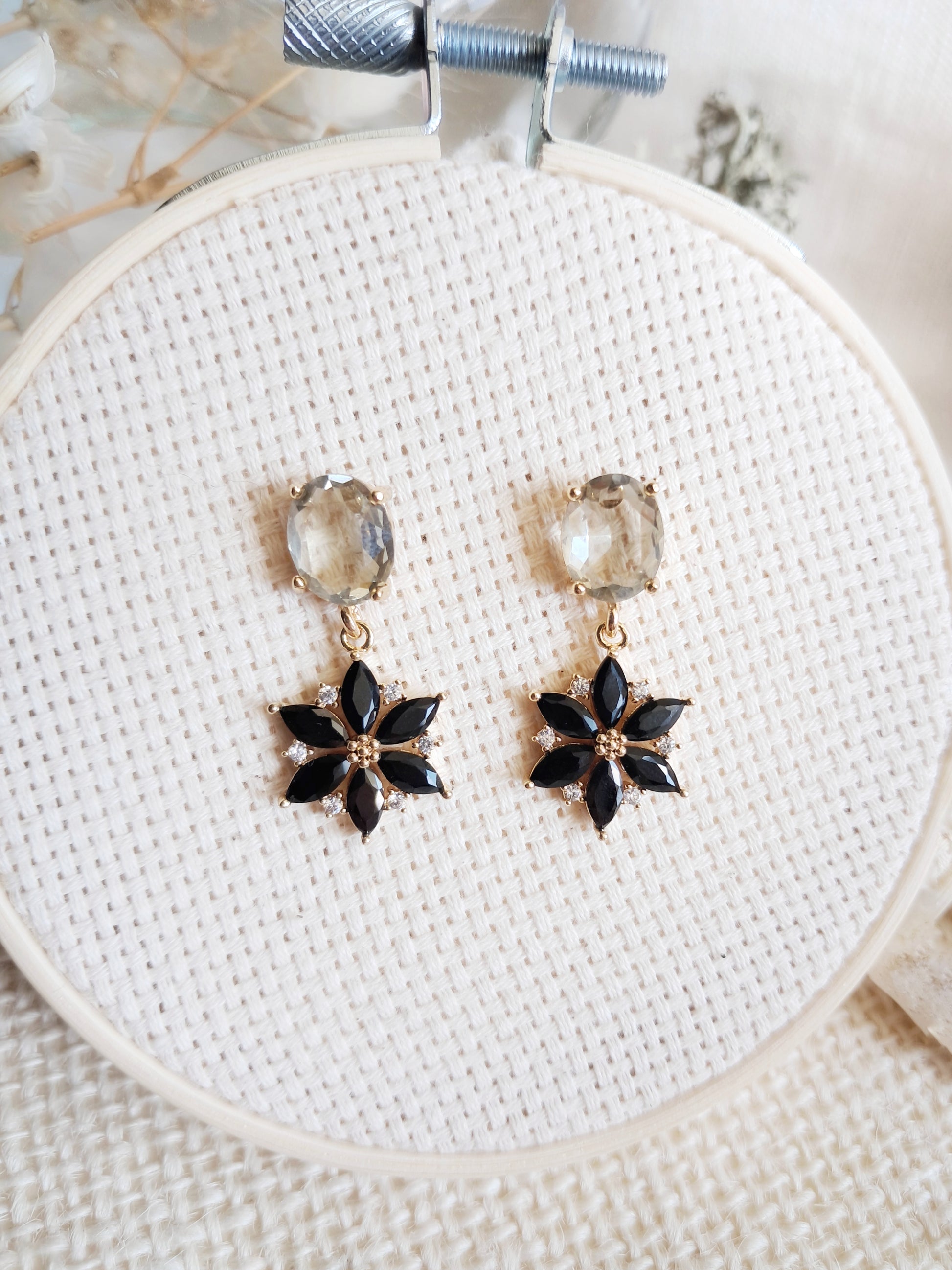 Boucles d'oreilles pendantes fleurs noires