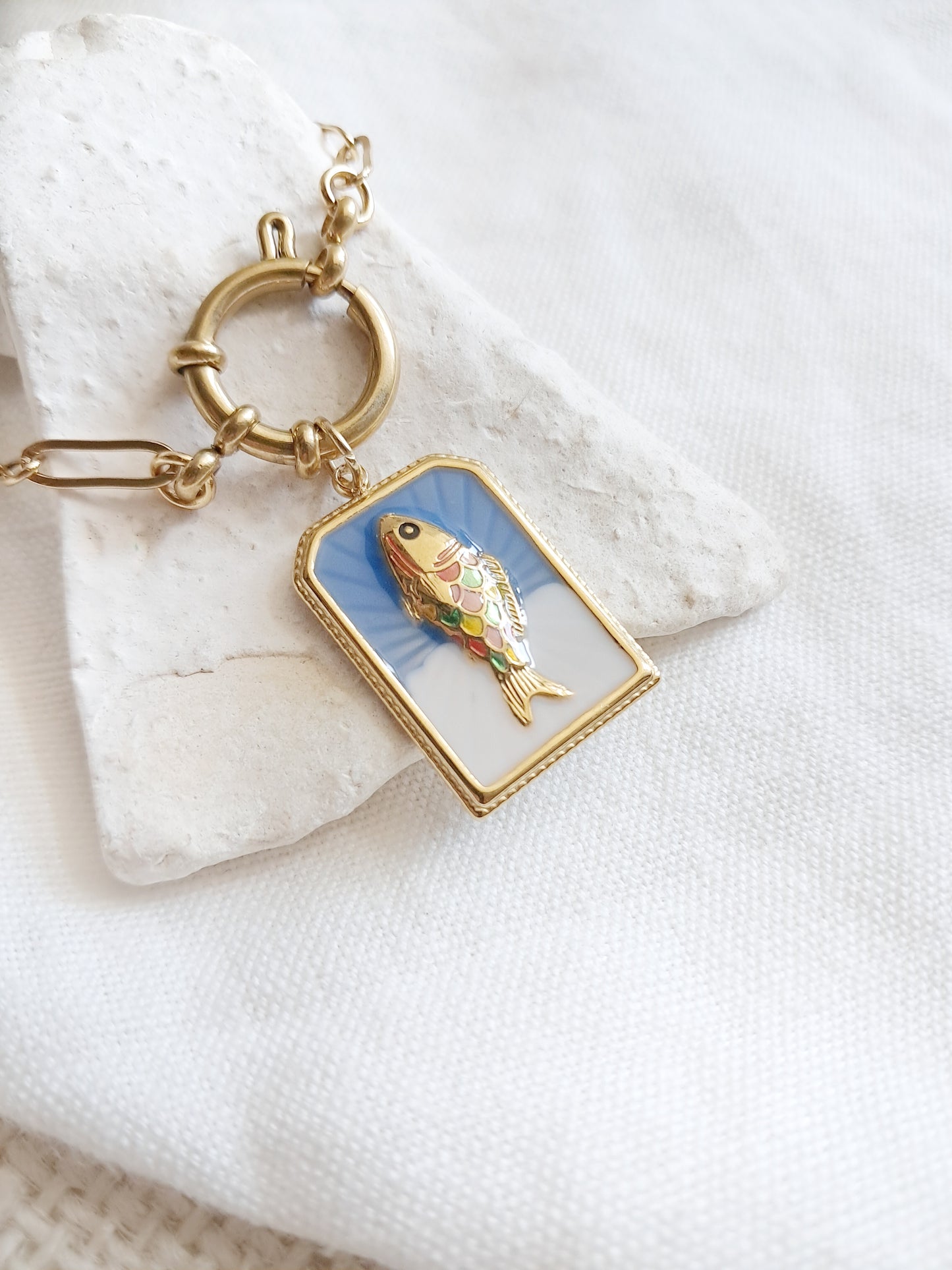 Collier plaque poisson émaillée