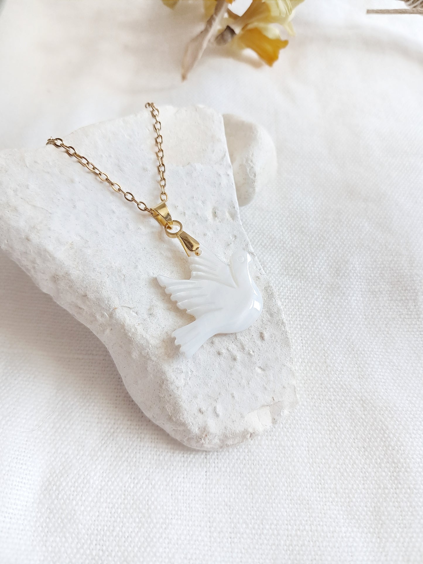 Collier colombe en coquillage et acier inoxydable doré