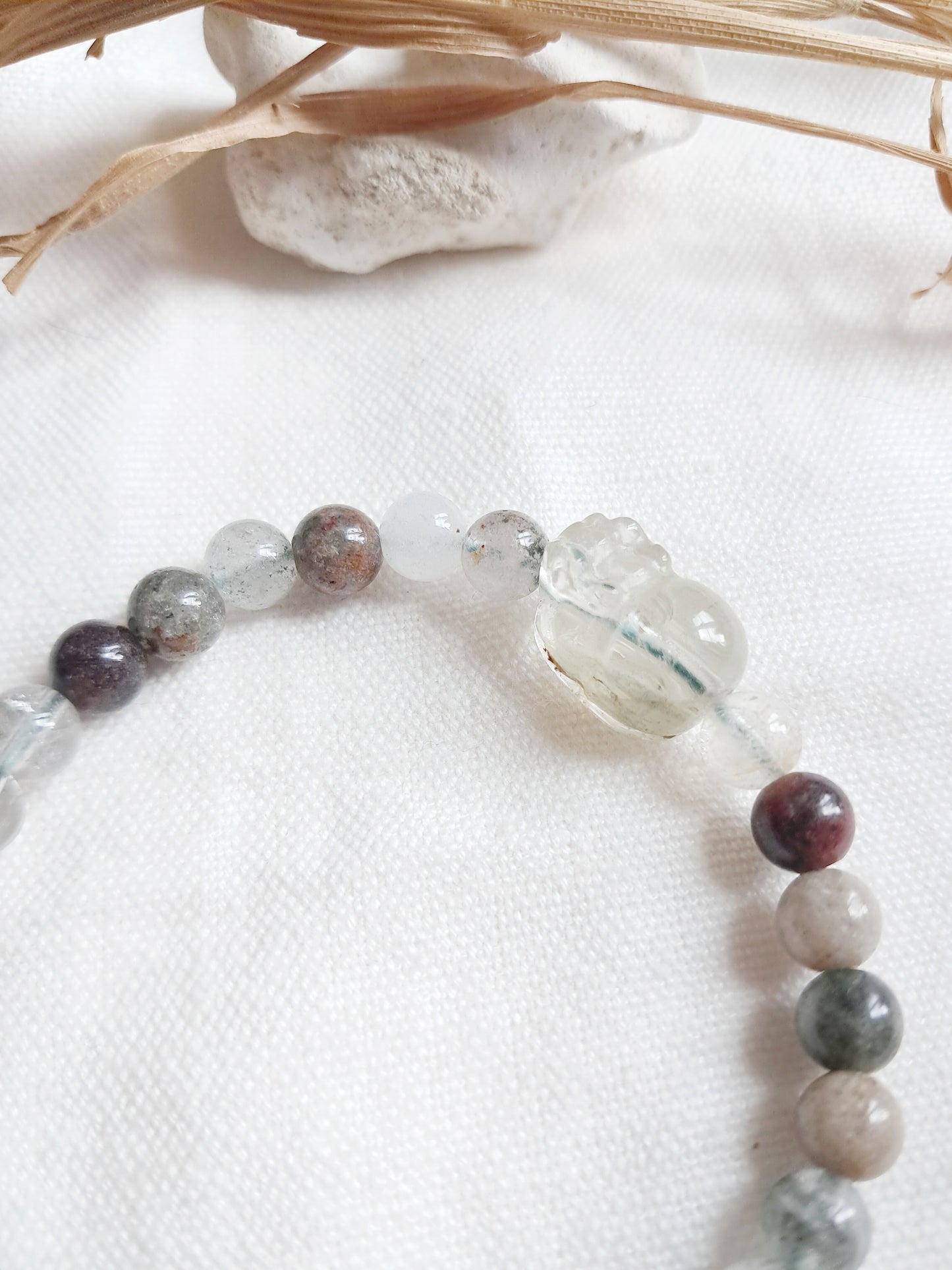 Bracelet perle sculptée pixiu en quartz fantôme