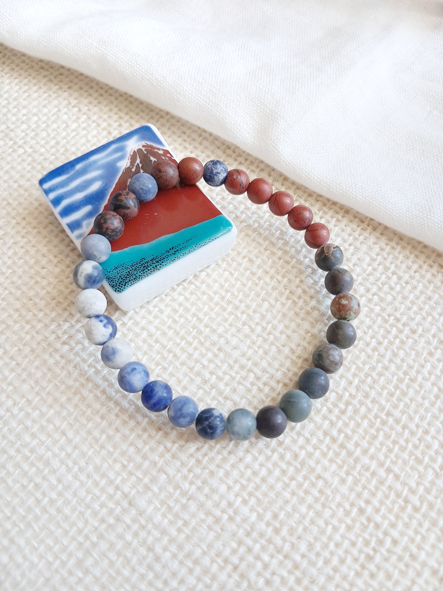 Bracelet de l'estampe "Le Fuji par temps clair" d'Hokusai - exposition Nantes 2025