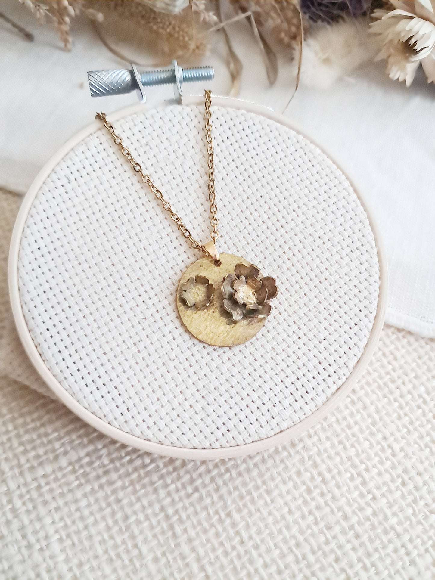 Collier médaillon fleurs de cerisier en laiton