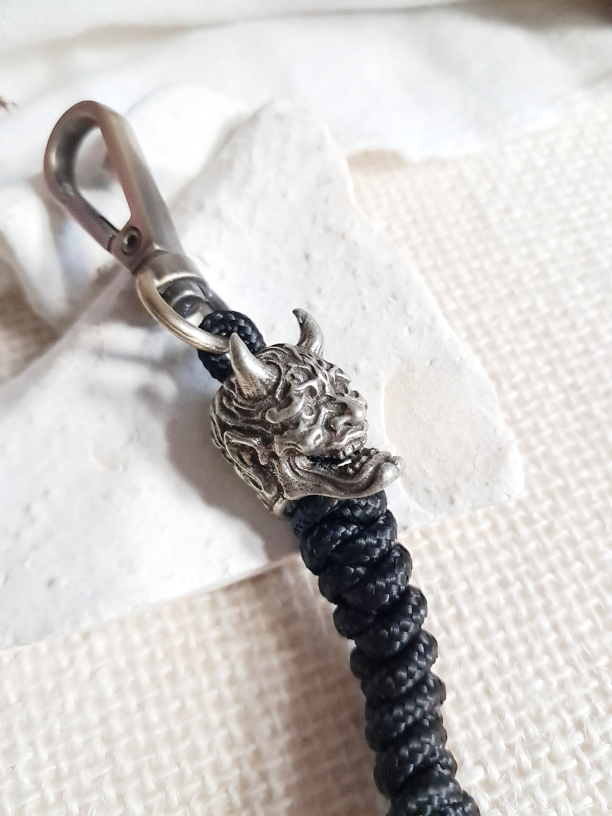 Porte-clés masque de fantôme japonais Hannya en laiton