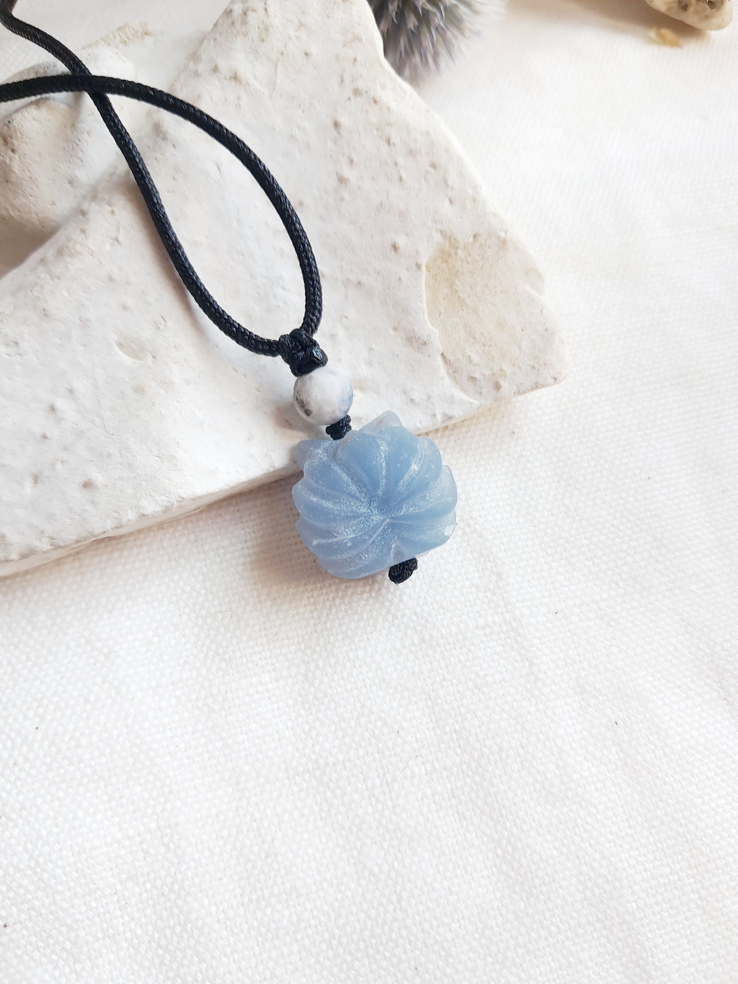 Collier renard à neuf queues en angelite