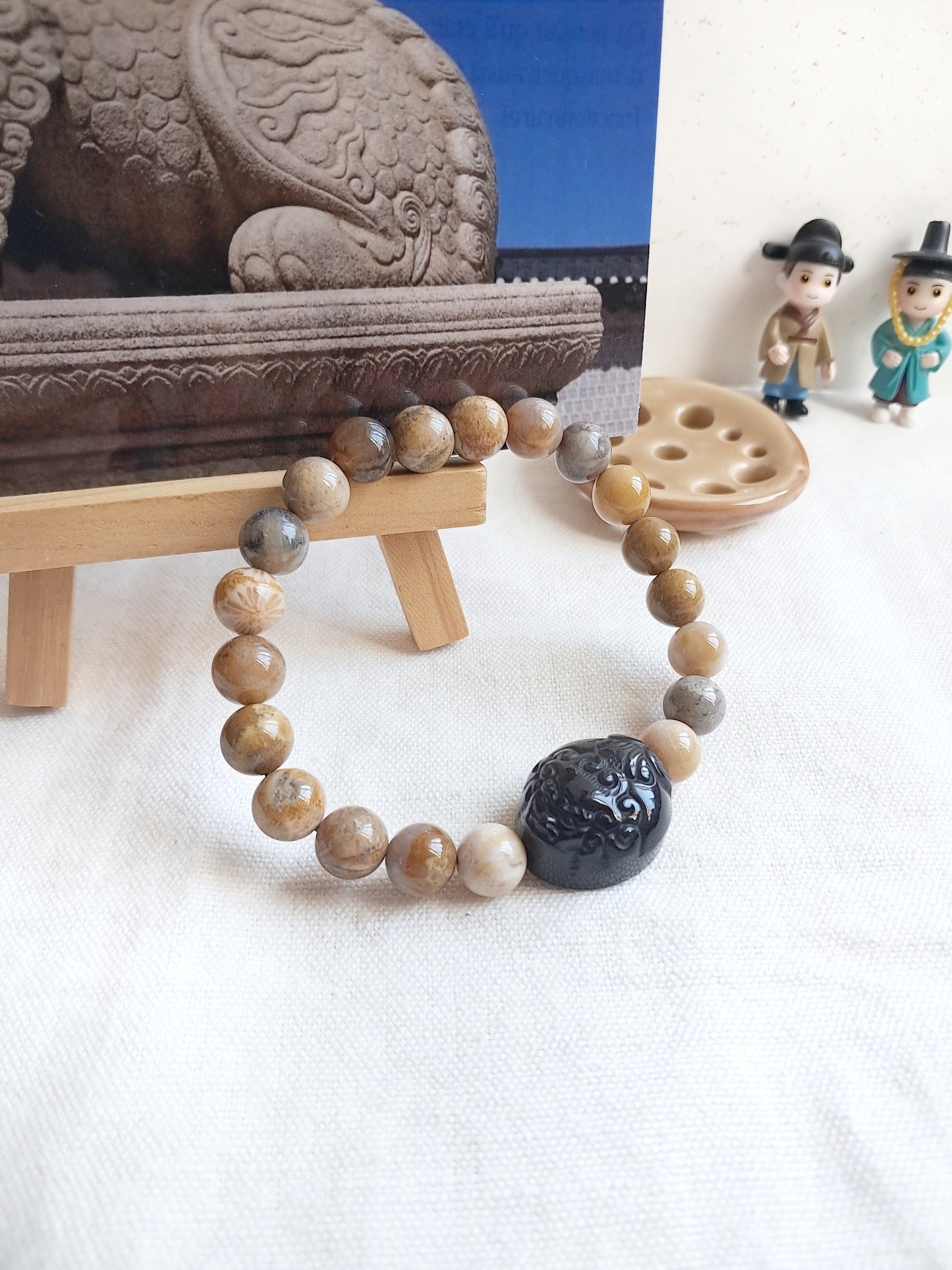 Bracelet Haechi (해치) en fossile de corail (agate chrysanthème) et obsidienne