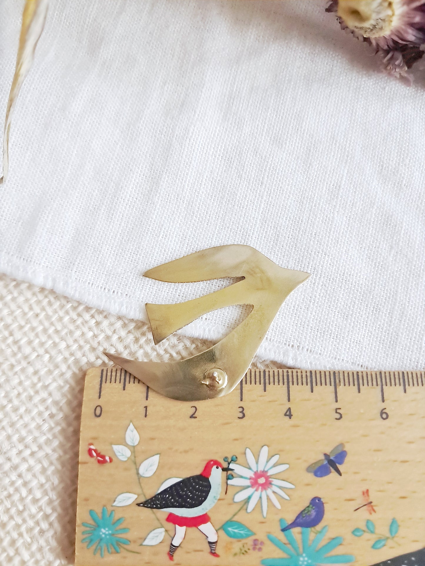Pin's oiseau ivoire de Matisse en laiton et émail