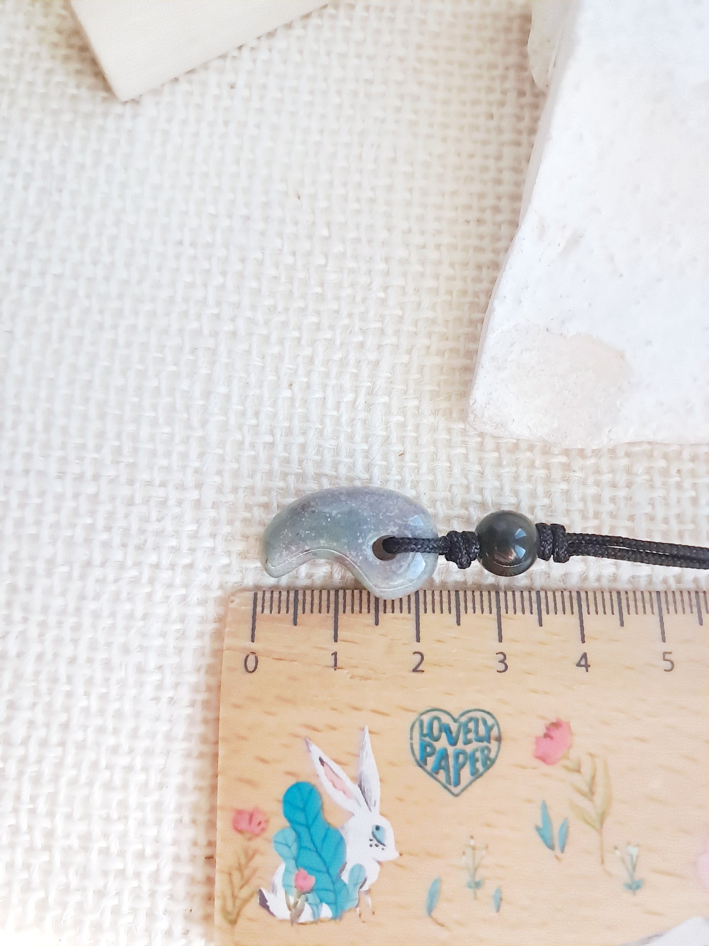 Collier Magatama Gogok en agate indienne gris vert