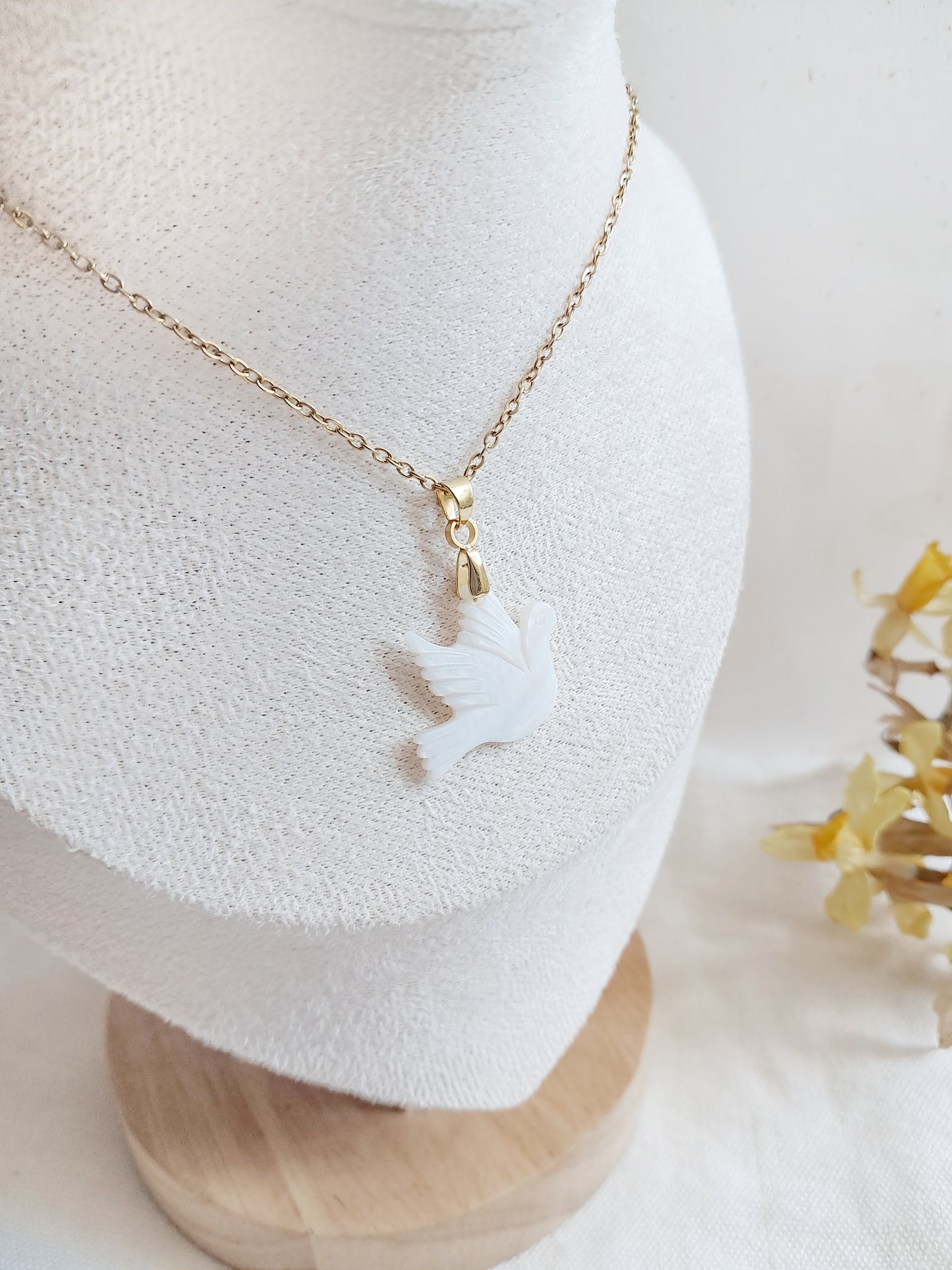 Collier colombe en coquillage et acier inoxydable doré