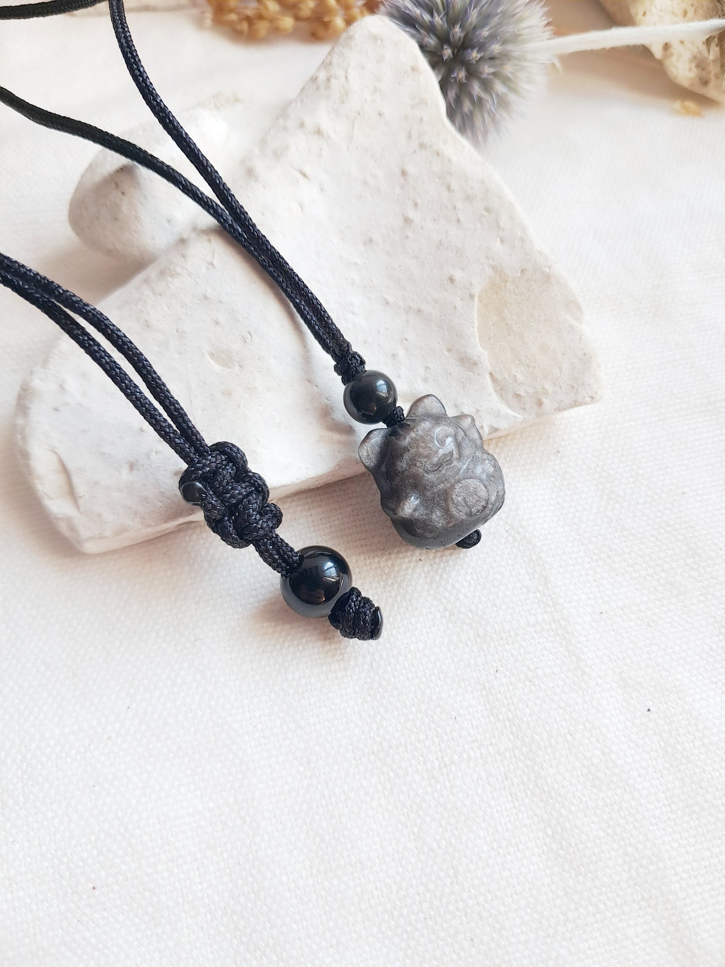 Collier chat de la chance en obsidienne argentée
