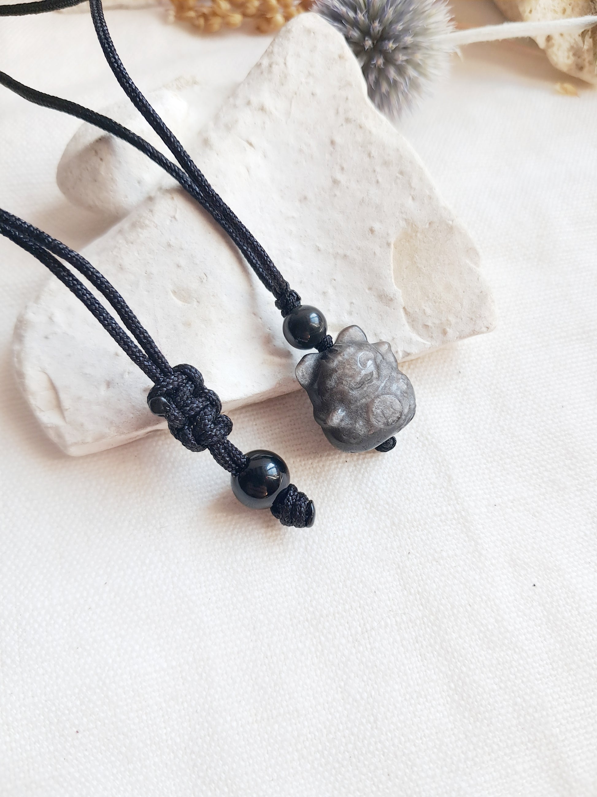 Collier chat de la chance en obsidienne argentée