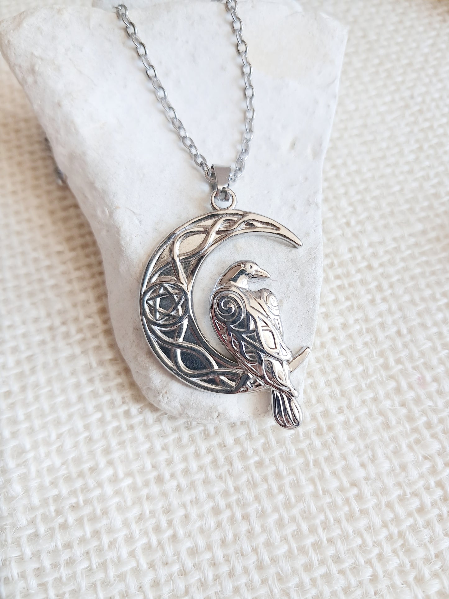 Collier pendentif corbeau et lune celtique en acier inoxydable