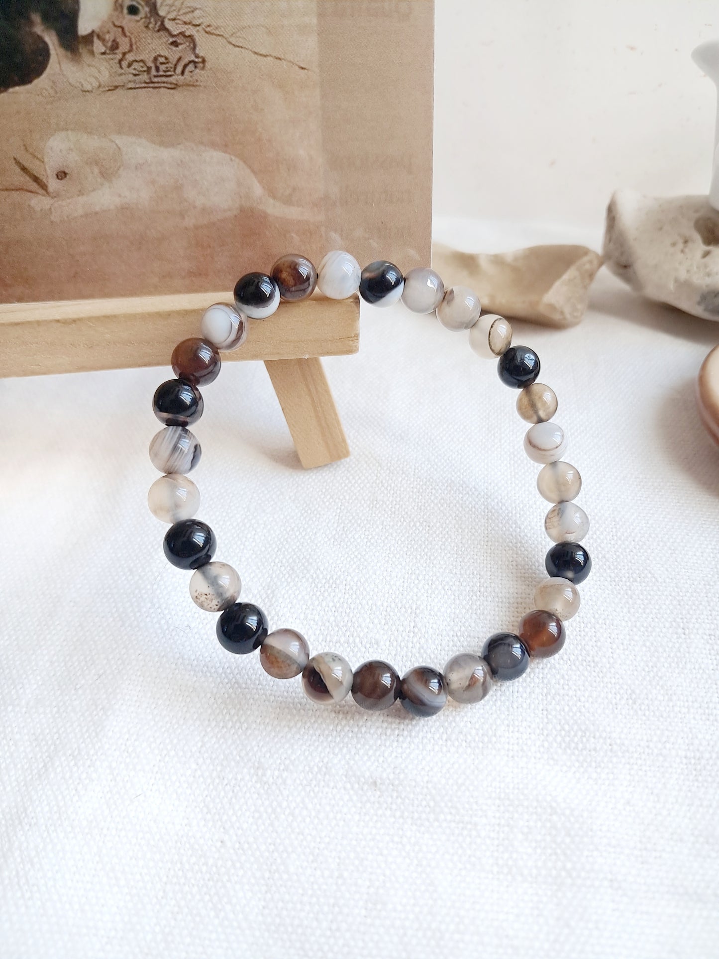 Bracelet « Fleurs et oiseaux dans un jardin » en agate café