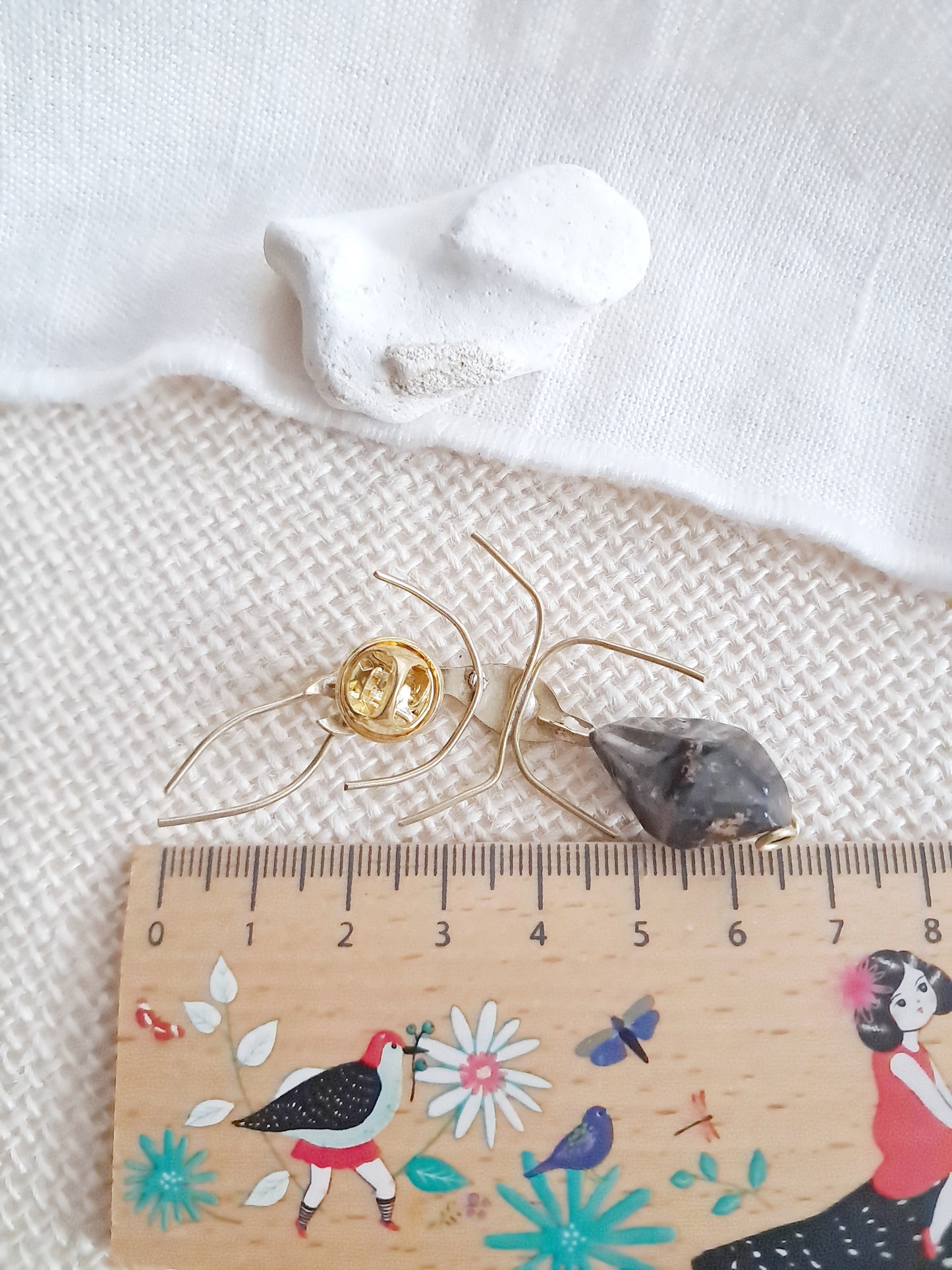 Pin's fourmi en laiton et quartz