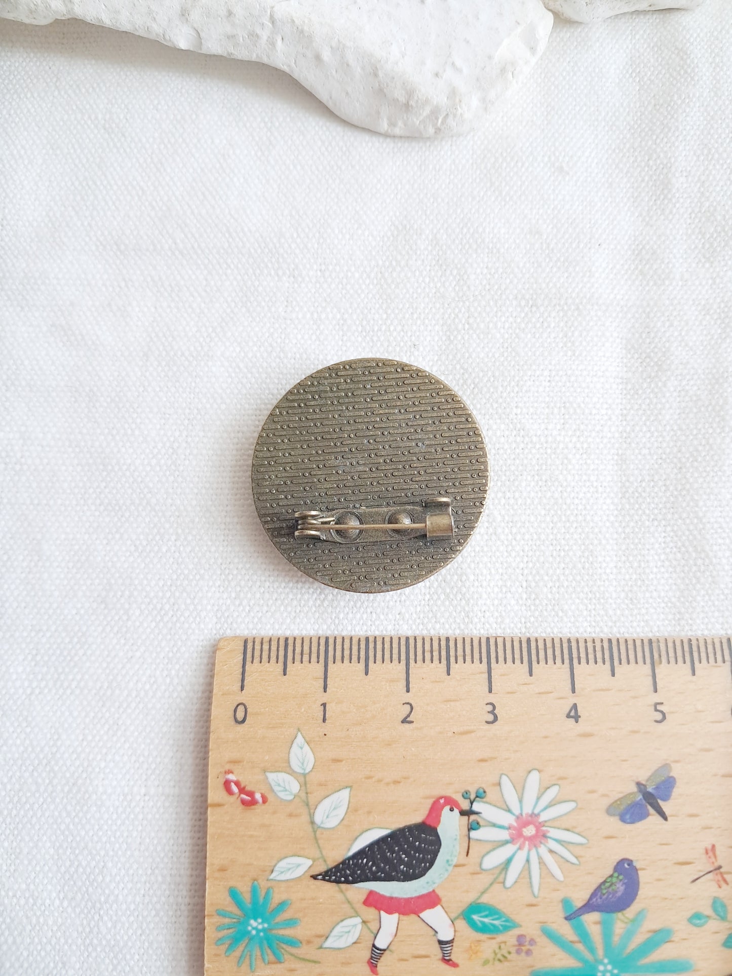 Broche cabochon oiseau corbeau et fleurs
