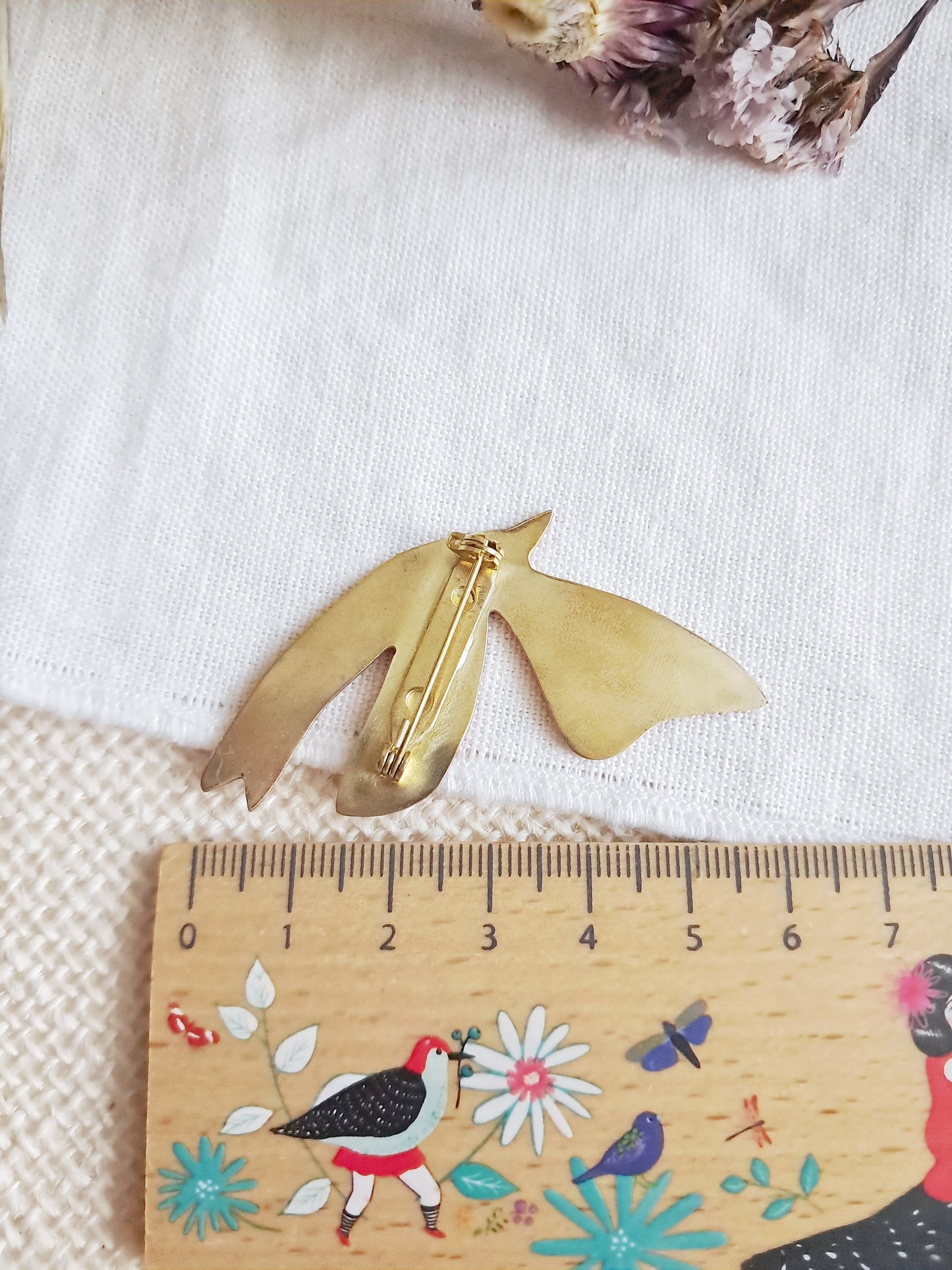 Broche oiseau rouge de Matisse en laiton et émail
