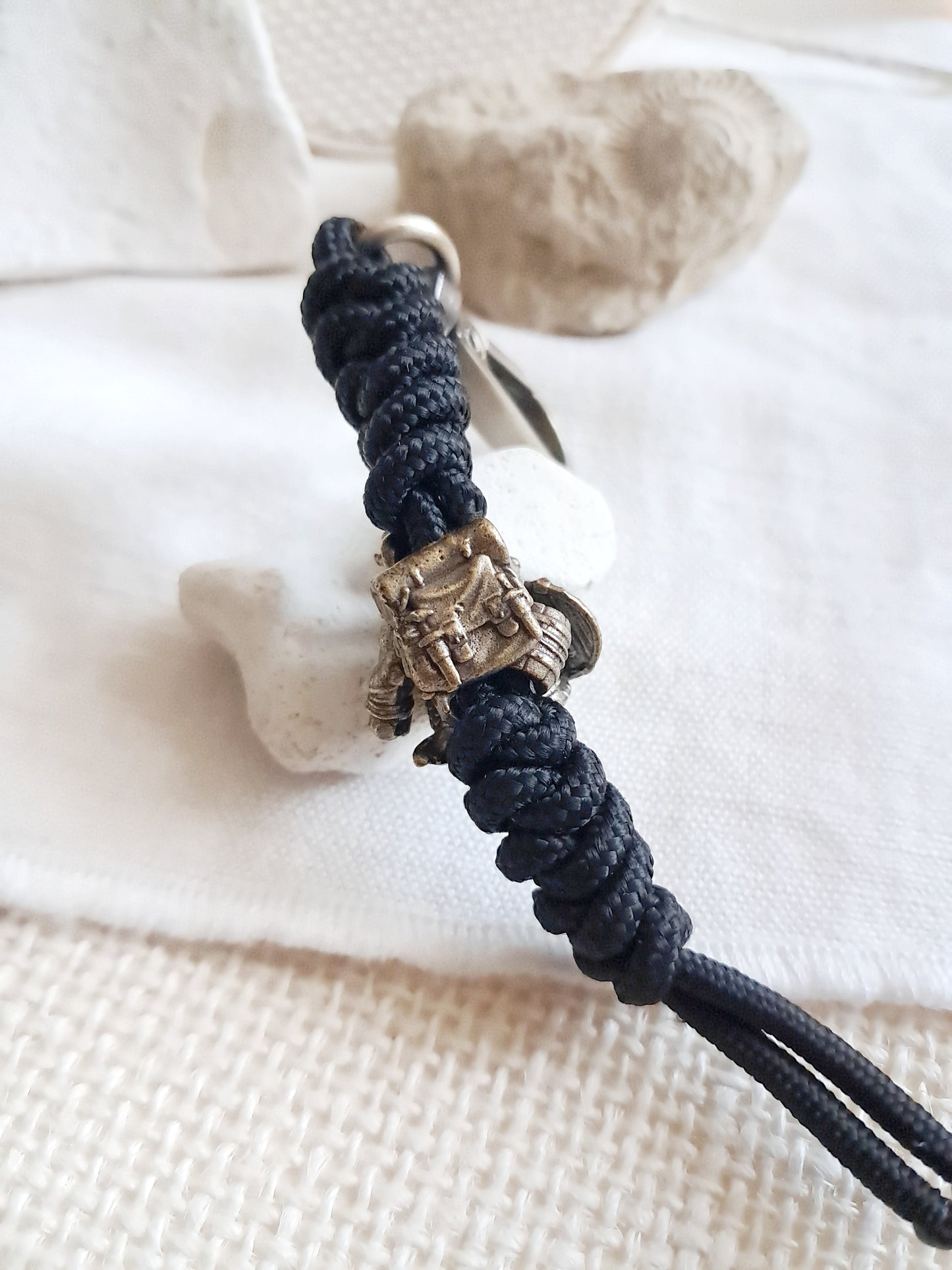 Porte-clés guerrier nain avec un bouclier en laiton